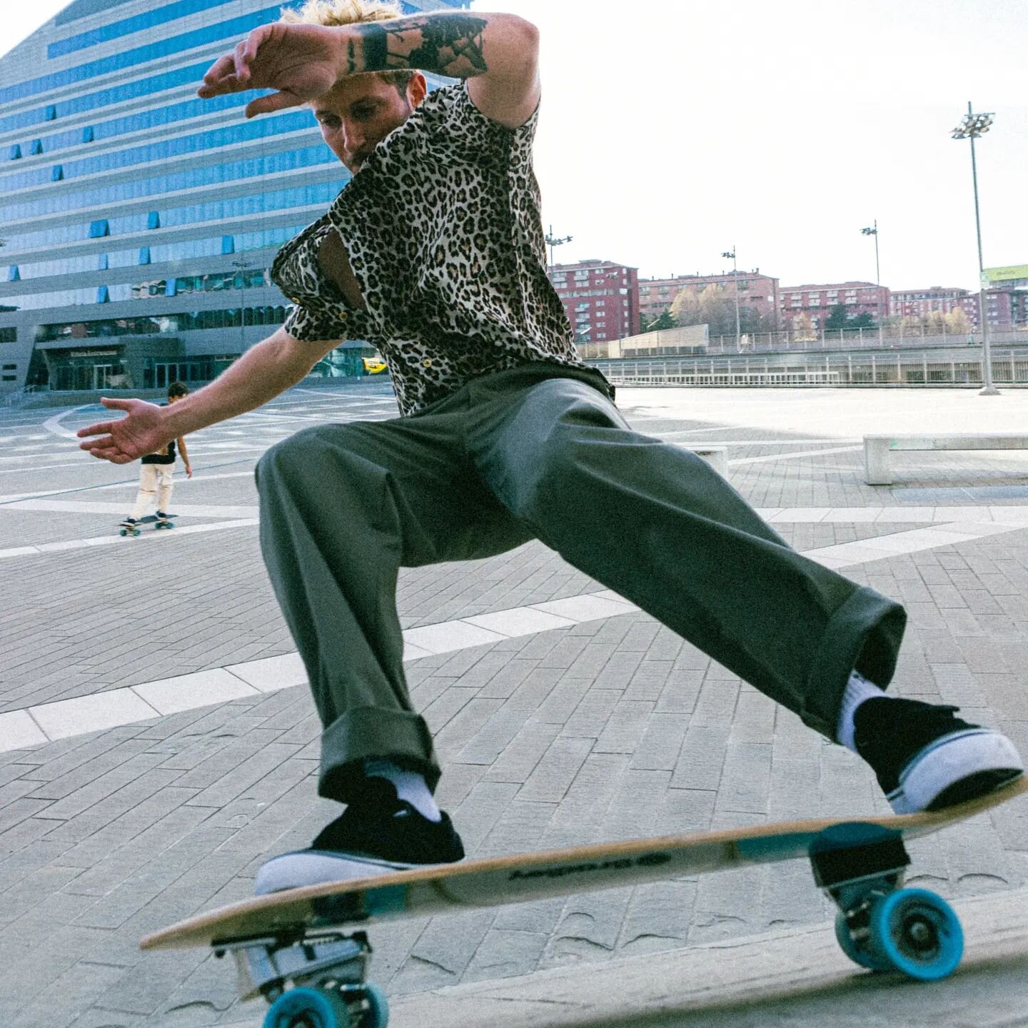 Surfing the city in wild style

Surfskate with
@edoardoomanzo &amp;
@the_marcoioa

Speedflow and ride punk
Pants, always looking good, even in the middle of the asphalt.
😜
Surfing the street 

Thank&rsquo;s @smoothstar
@surflowcrew

Photo @widestud.