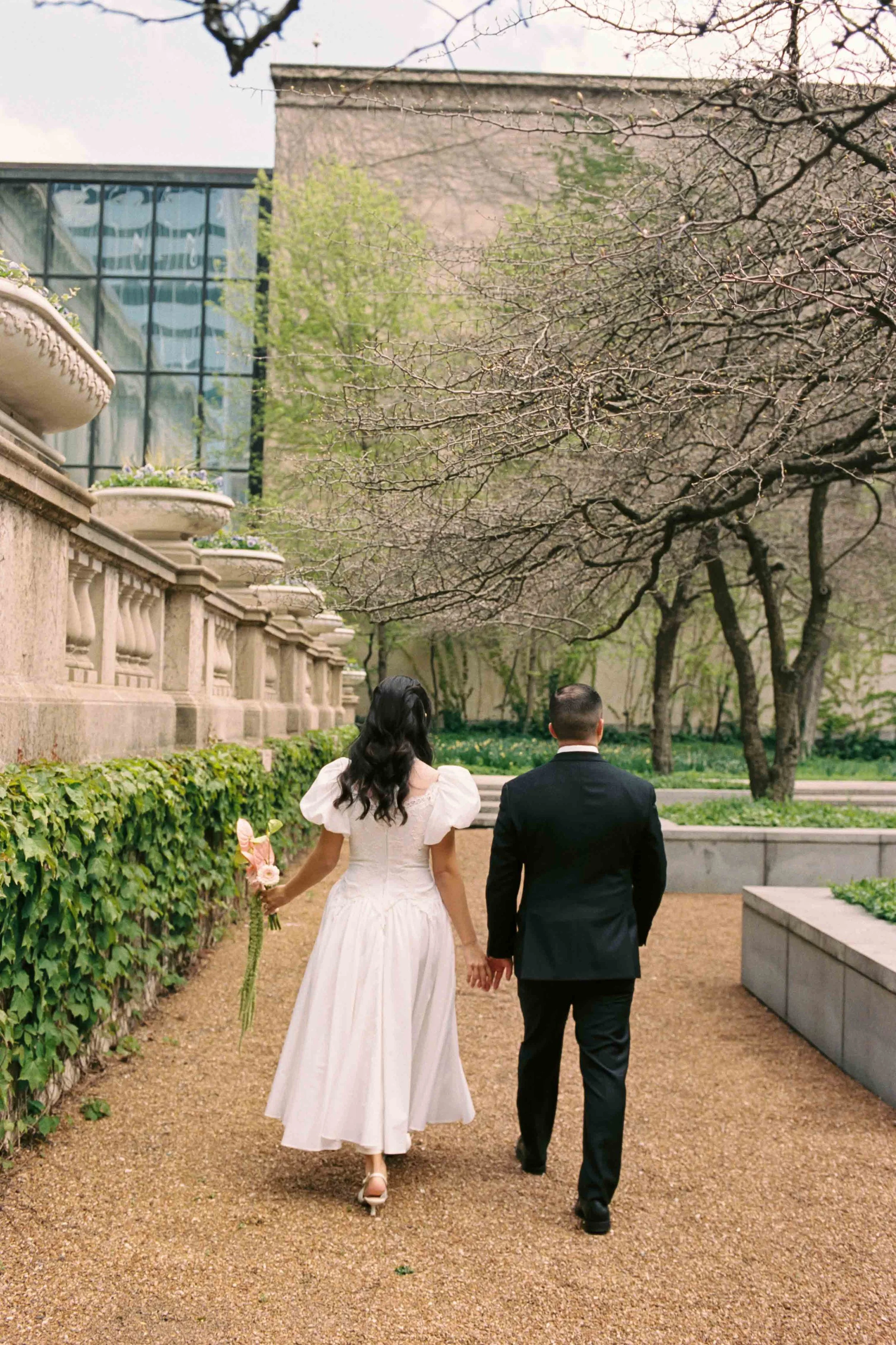 Wedding couple walking by the Chicago Art Institute