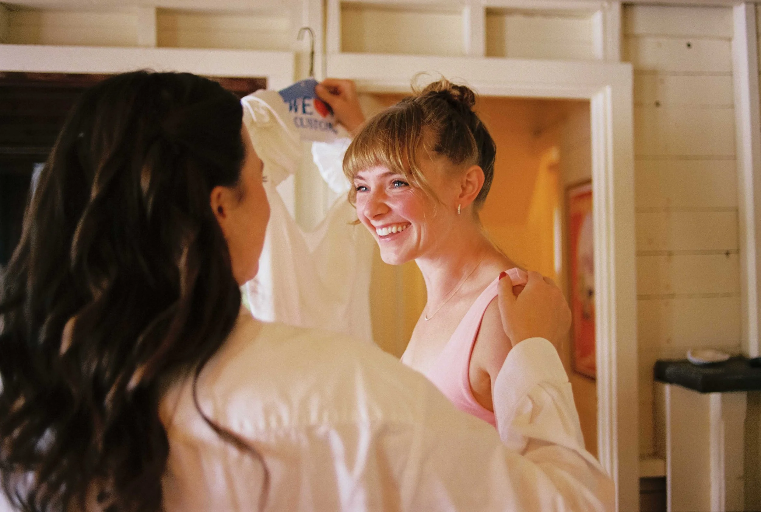 Sweet moment between bride and her best friend captured on film