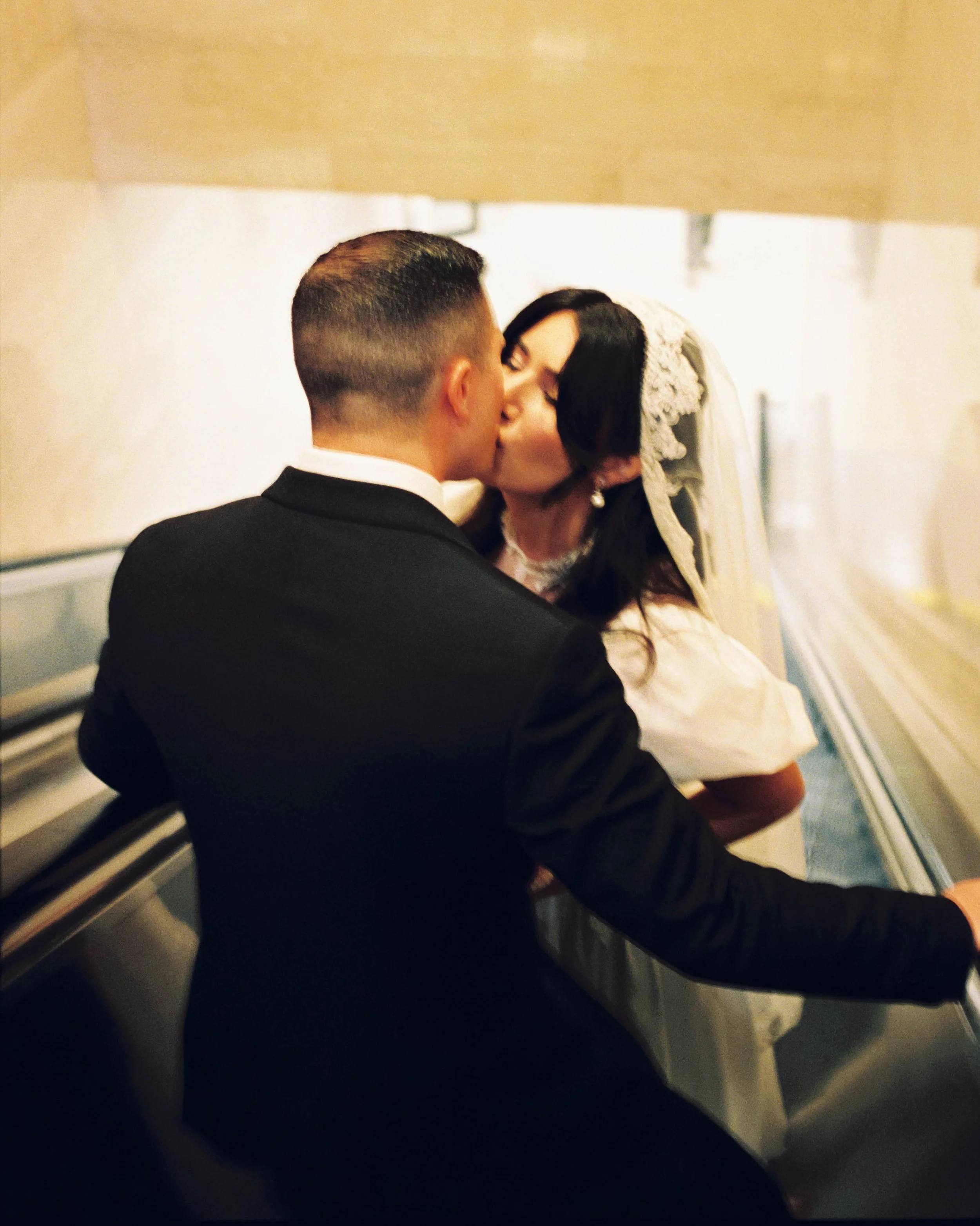Couple kissing on an esculator in Chicago City Hall