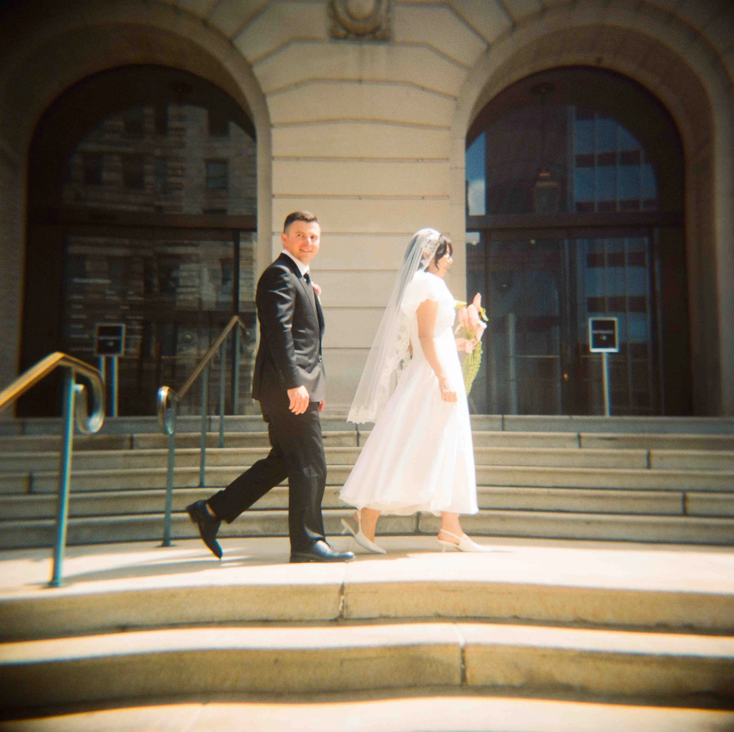 Wedding couple walking on the steps of the Chicago Art Institute