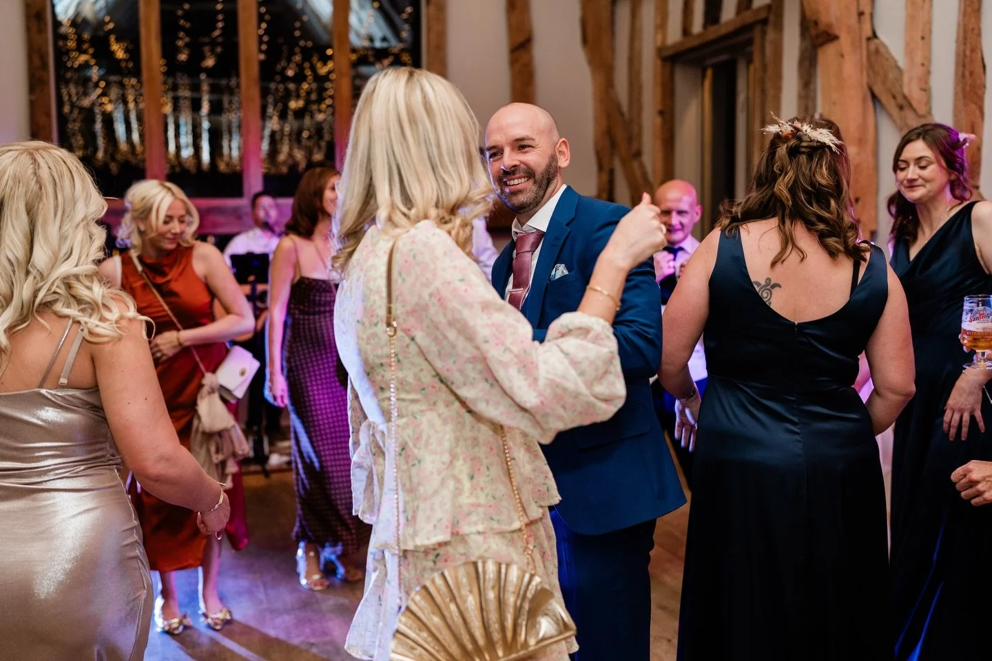 The audience ft. me (at the back.. to the left slightly, and out of focus 🤣) LOVE this shot from a 2025 wedding evening party!  Lots of fun keeping the dance floor full 🎸 

Thank you to the wonderful @gemmagiorgio for sharing this picture! 📸