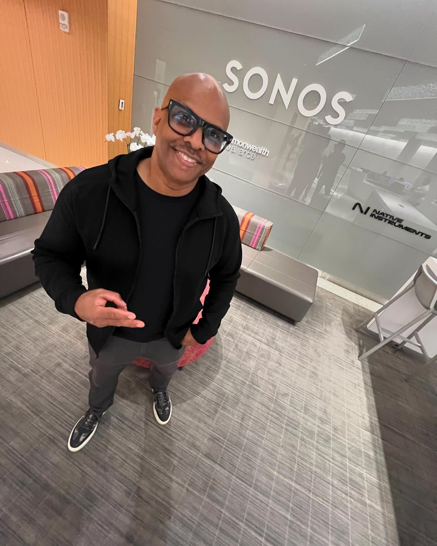 At the @aes_boston tour of @sonos Acoustic Labs, Listening and Engineering Rooms! 

S/o to @nativeinstruments @izotopeinc in the building! 

~ @malikmasonwilliams @reelsyncmusic @aes_org 

📸: @ciscotheone