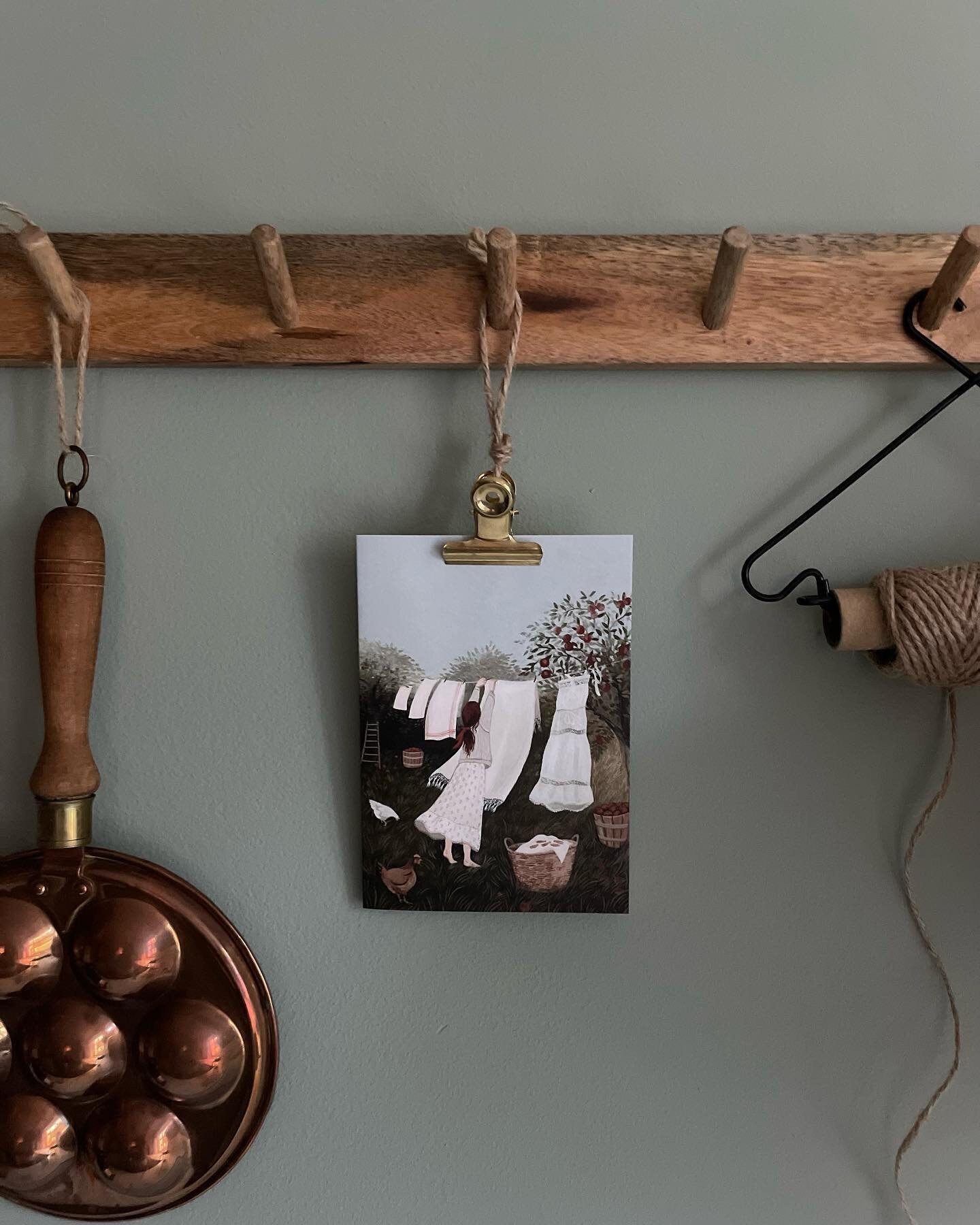 N E U E  L I E B L I N G S F A R B E - Card Room Green 💚

#pantrydesign #interiordesign #interiordesignatelier #green #robindraws #fallvibes #hyggehome #laundryroom #hygge #scandiinterior #interi&oslash;r #gem&uuml;tlichkeit #speisekammer #farrowand