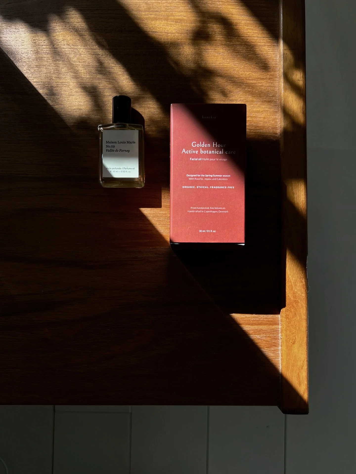 Nightstand in a (heart)home away from home. 🌊
Bringing only the very essentials for a weekend of grounding and decluttering the mind.

Scent oil from Maison Louis Marie
Botanical facial oil from koneksi

@koneksi.botanicals @freifeldt_pr