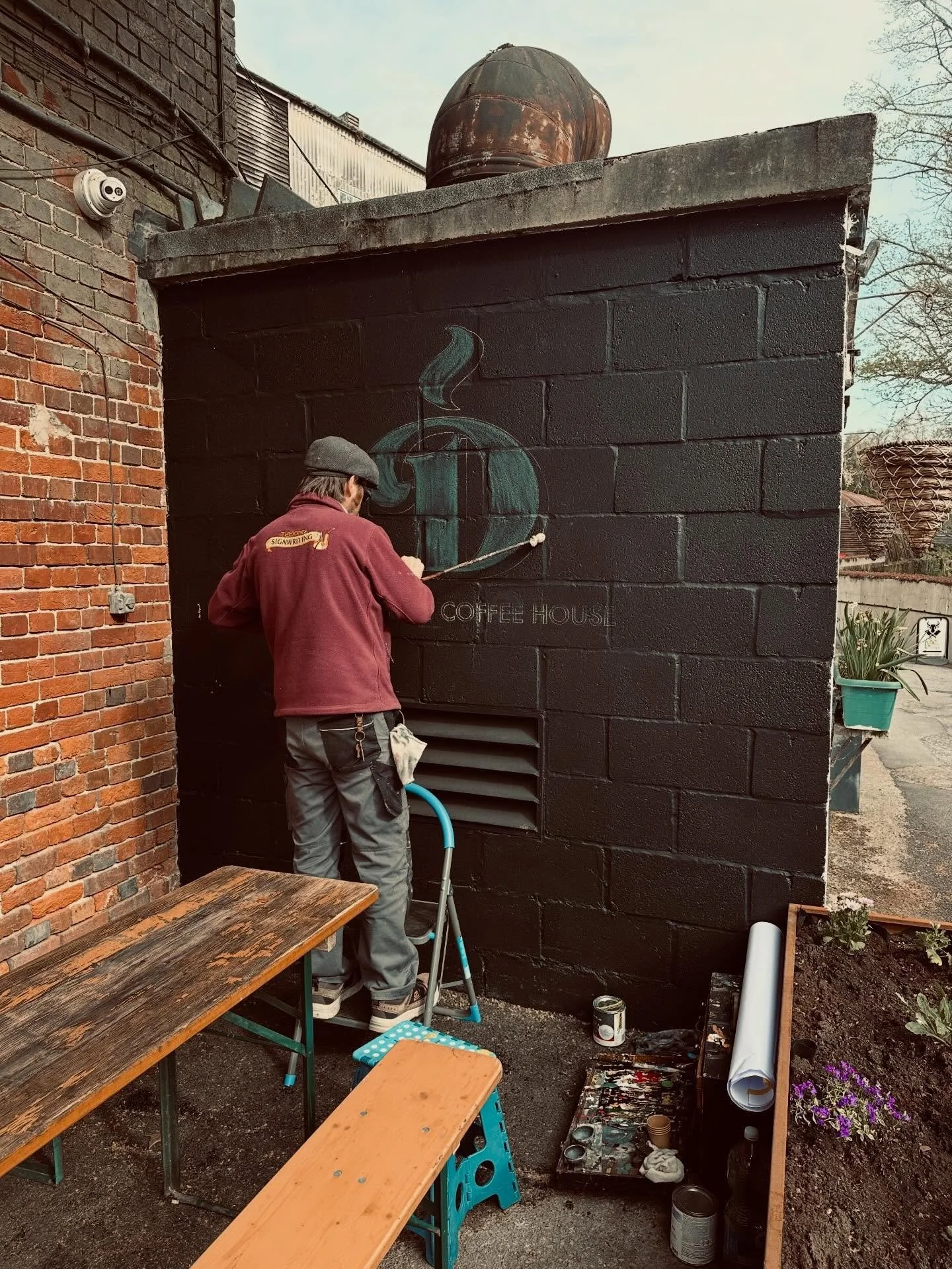 Big shoutout to @tibbottssignwriting for putting the finishing touches to our outdoor space, absolutely smashed it! 
Now we just need the British weather to have a word with itself ☀️
.
.
.
.
.
#coffee #artist #outdoordesign #bierkeller #summer