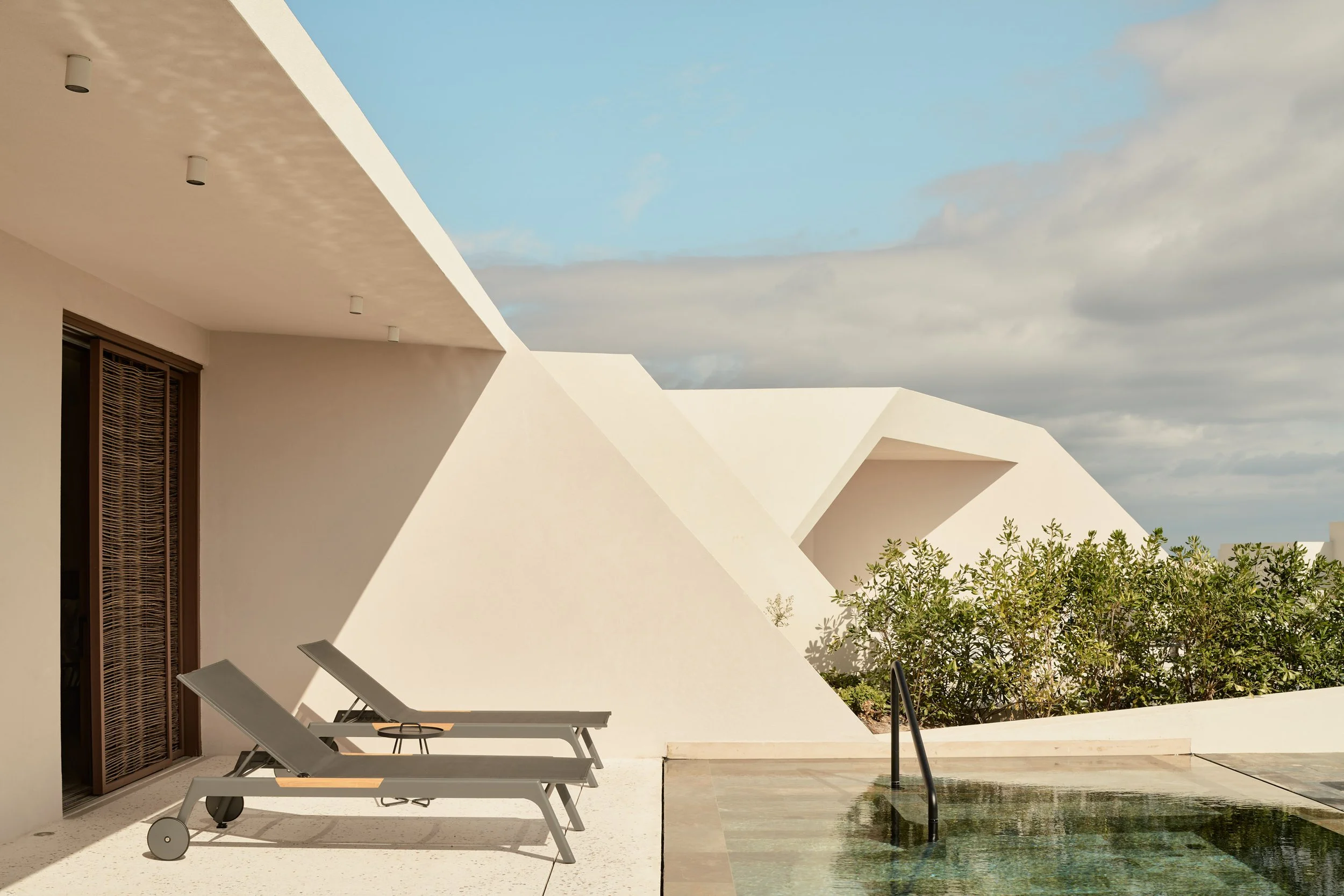 NOŪS Santorini-Deluxe Pool Suite 5.jpg