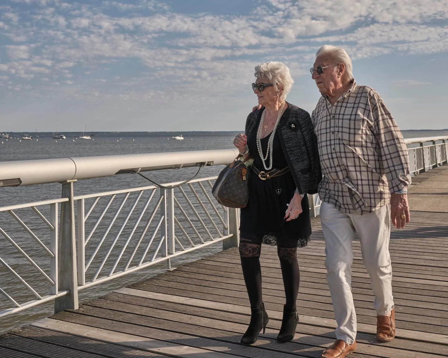 Couple d&rsquo;enfer 🧘 Andernos - Fujifilm GFX 100RF
#fujifilmfrance #Fujifilm #GFX100RF #streetphotography #Andernos

Capteur moyen format &eacute;quip&eacute; d&rsquo;une optique fixe de 35&nbsp;mm (&eacute;quivalent &agrave; un objectif de 28&nbs