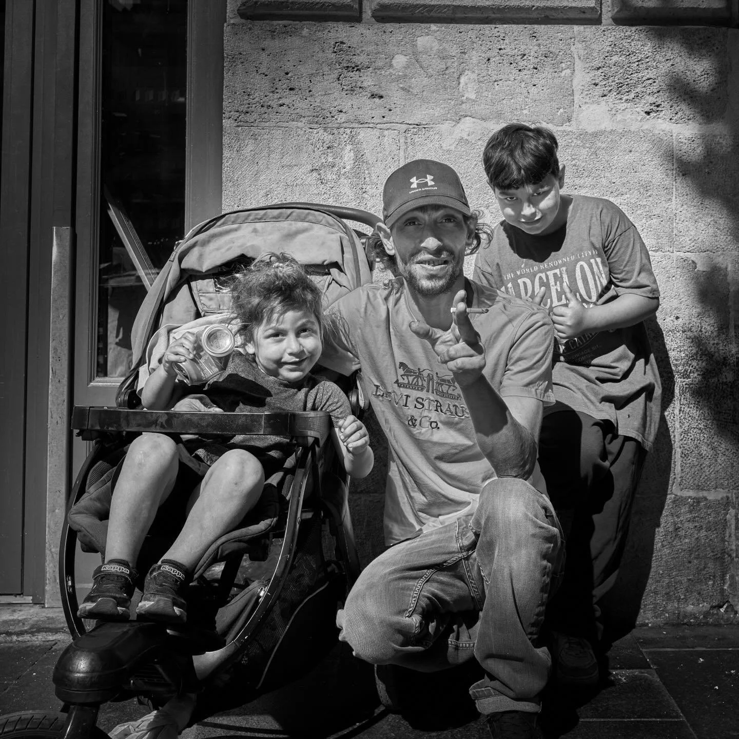 Aimer, sans jugement. 
Dans la rue, la magie de la photographie r&eacute;side dans ces instants qui ne se pr&eacute;voient pas. &Agrave; chaque coin, une rencontre, un visage, une histoire. J&rsquo;ai la chance d&rsquo;approcher des individus venus d
