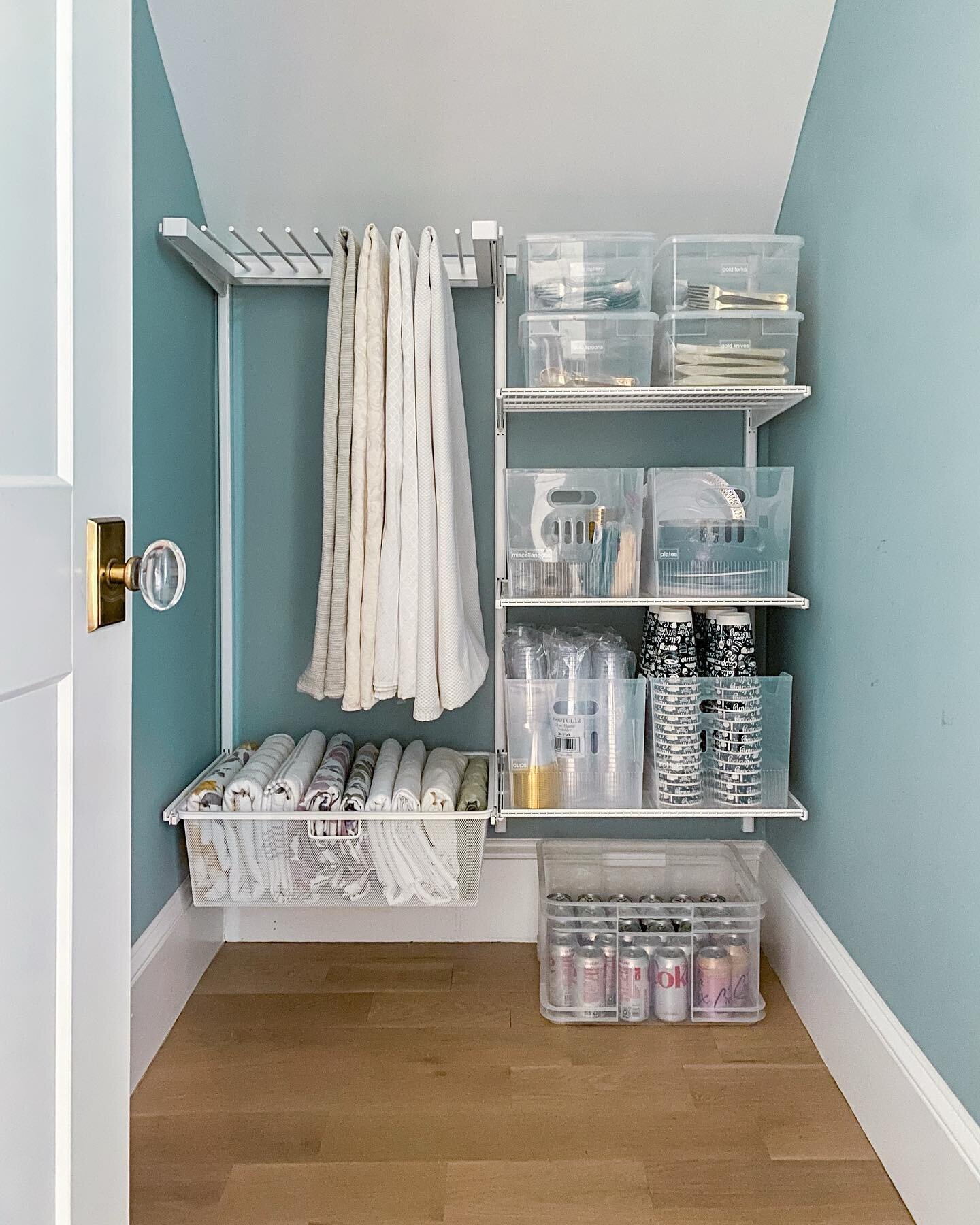 There is nothing better than a multi-functional organizing product, and I am especially loving this pants rack turned tablecloth organizer 😍.
&bull;
&bull;
&bull;
#butlerpantry #elfacloset #organization