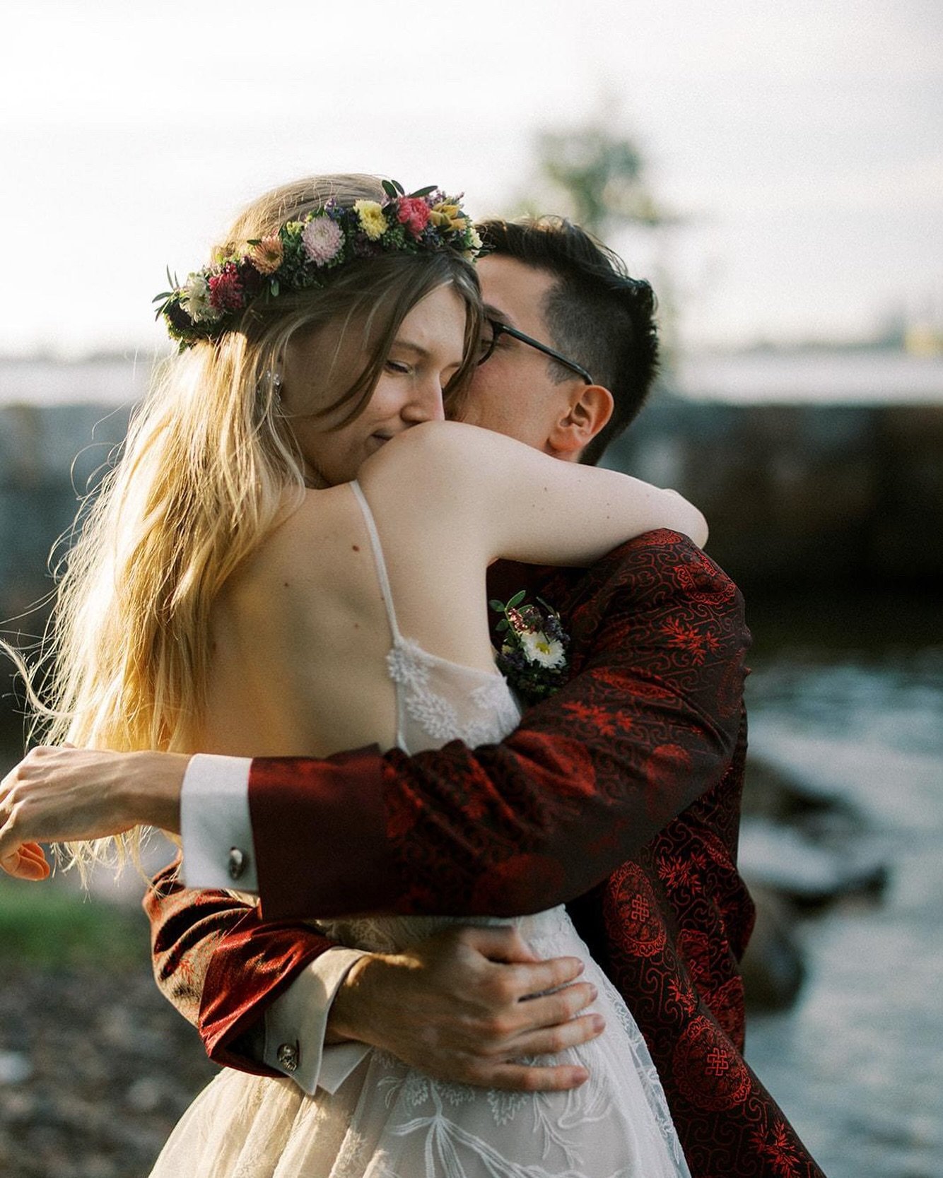 Voisiko kukkaseppele olla sinun kruunusi h&auml;&auml;p&auml;iv&auml;n&auml;? 🌸 Kukkaseppeleiden suosio morsianten keskuudessa on noussut erityisesti rennoissa kes&auml;- ja syysh&auml;iss&auml;. Seppeleen saa tilattua toivomassasi koossa, v&auml;ri
