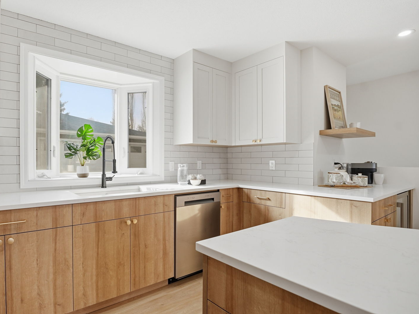 Woodgrain lower cabinets with Creamy White Upper Cabinets