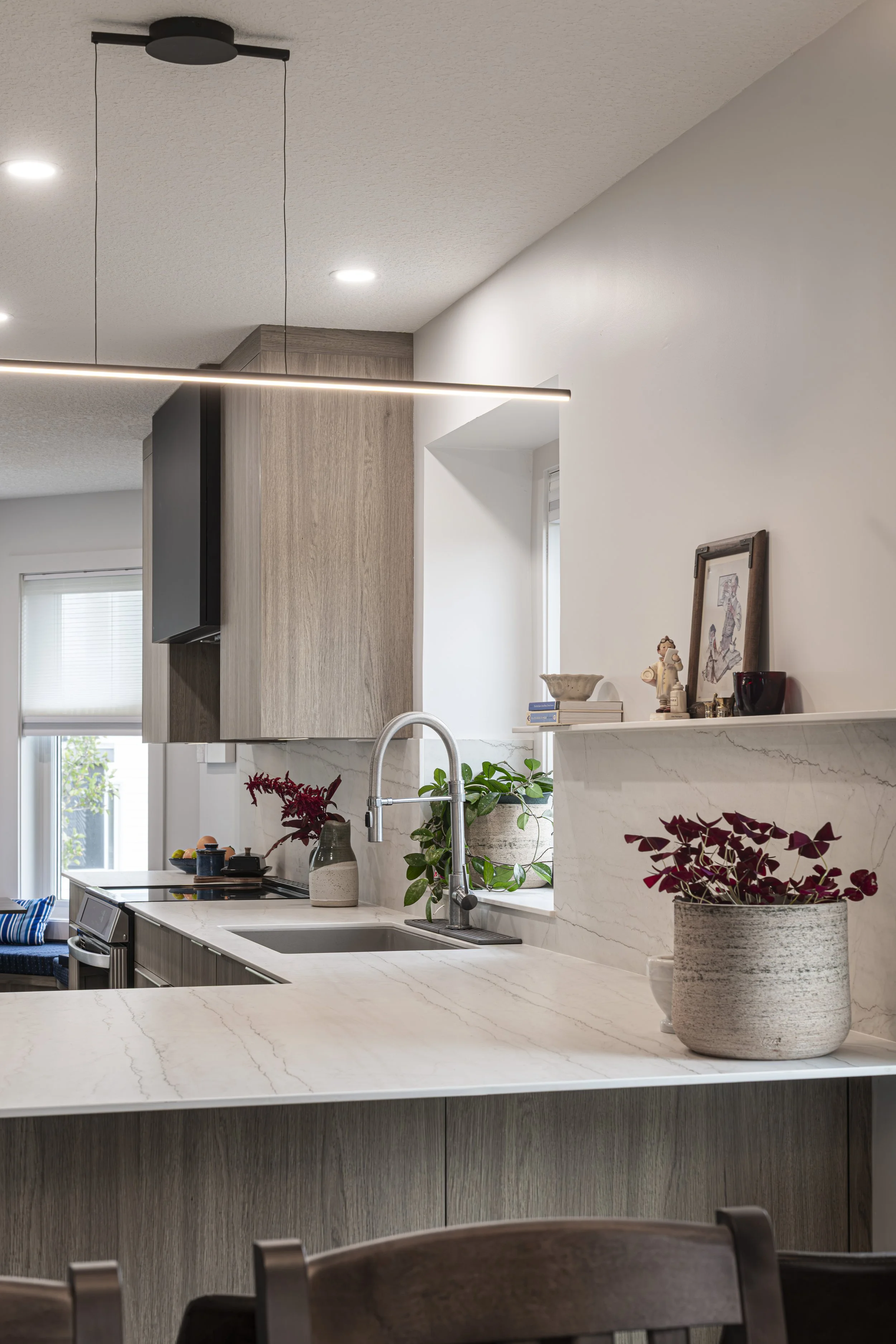 Custom Kitchen Peninsula Woodgrain