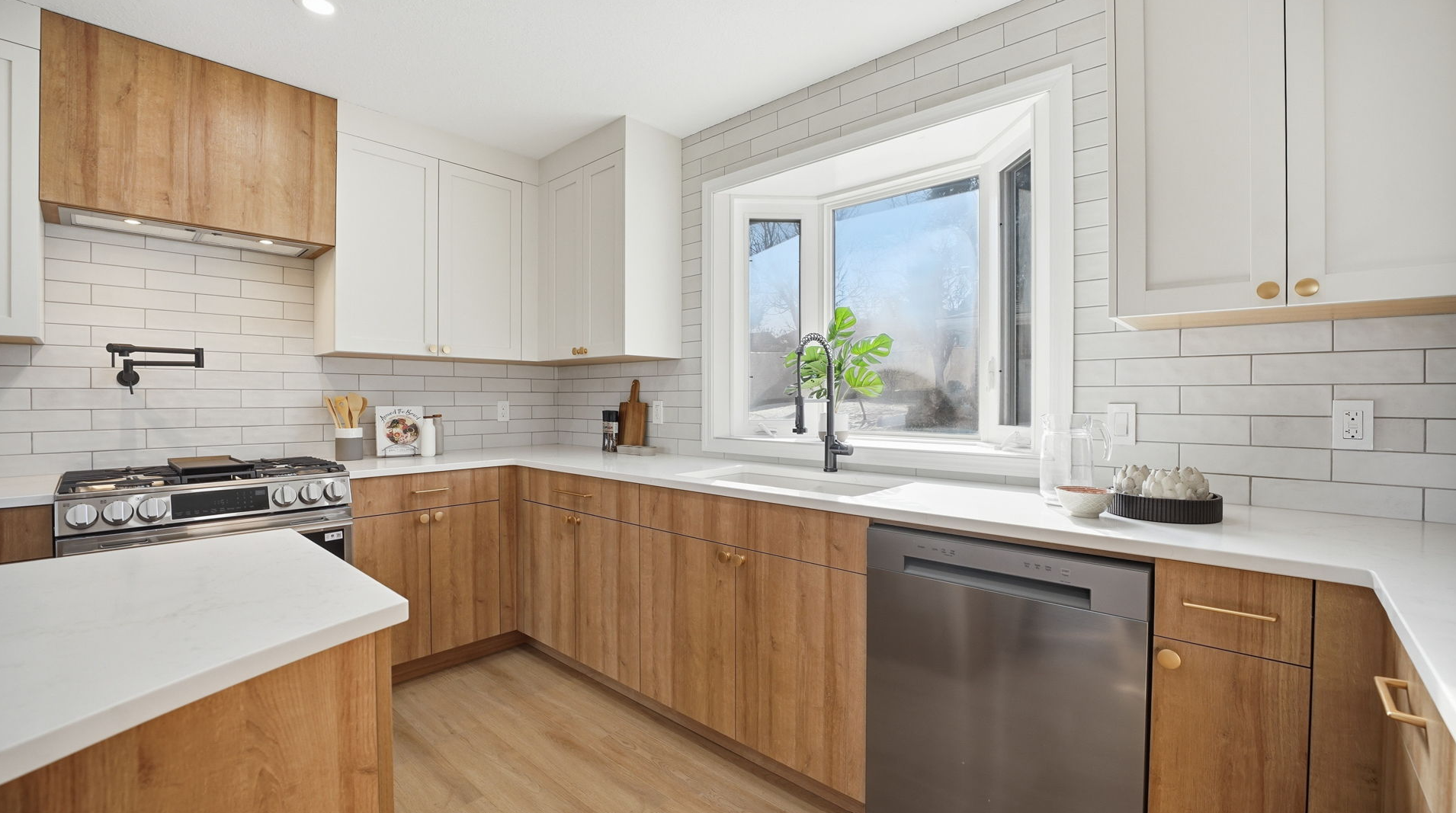 Rustic woodgrain and Creamy White Shaker Cabinets