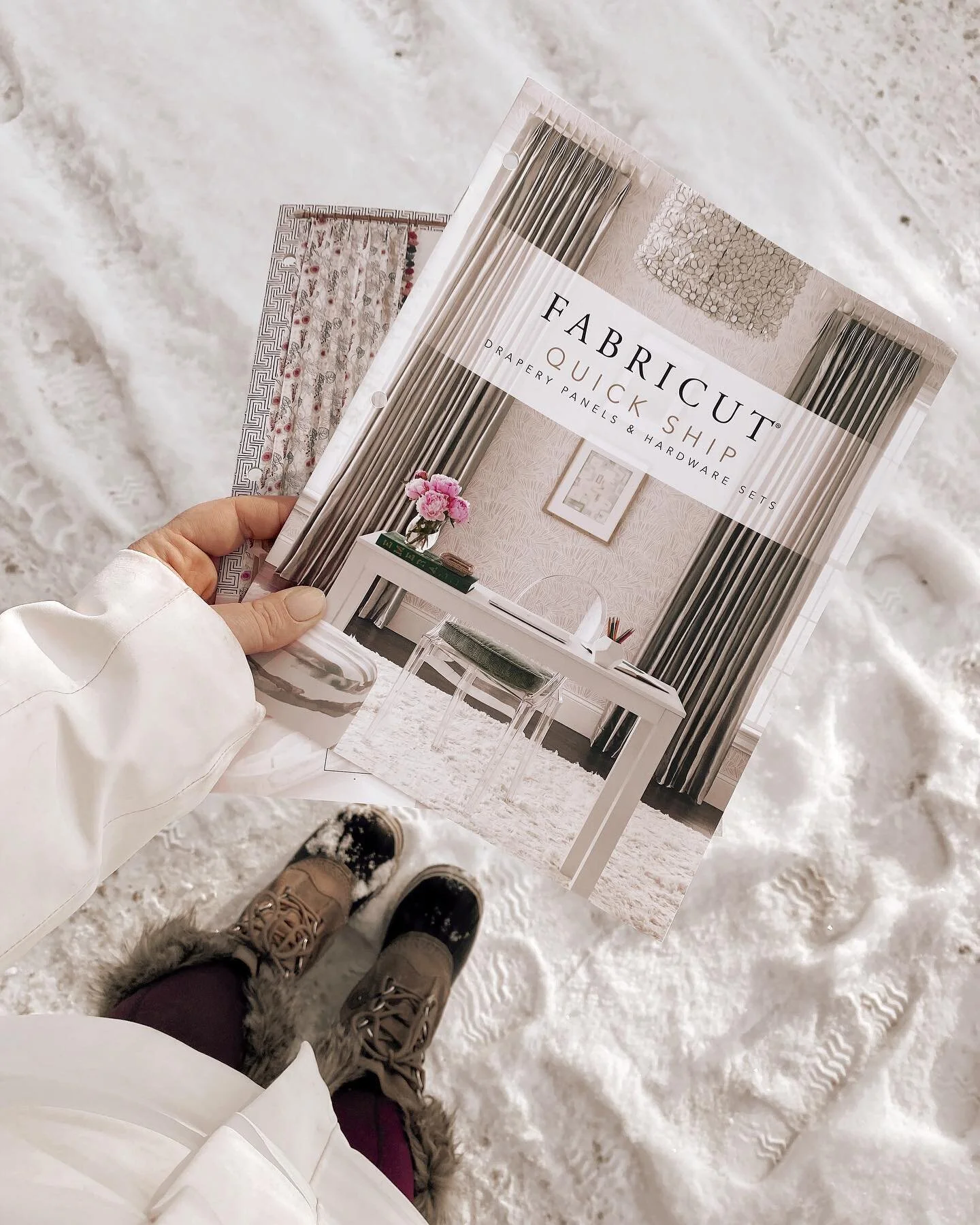 Some light bus stop reading 🌸🪟
&bull;
also reminding me how badly I want a Louis ghost chair 🤩