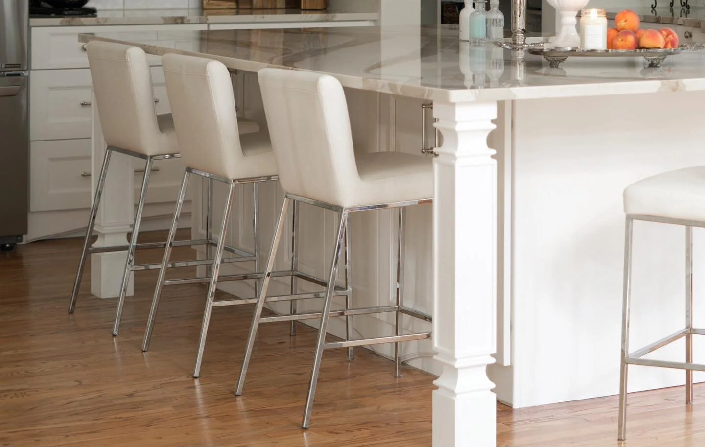 Those transitional legs though 🤩 pinpointing the exact cabinetry details to coordinate with the homes existing architectural elements 👌🏻 more specifically the colonnade separating the foyer from dining room&hellip; see how the columns and cabinetr