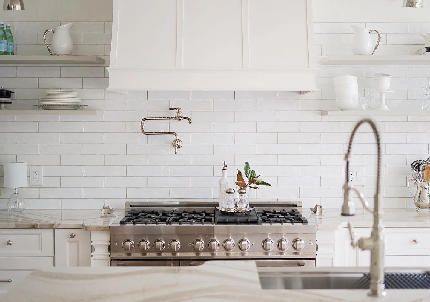 Light &amp; Bright ✔️
Streamlined &amp; Cohesive ✔️
Inspiring ✔️
Just adore the elegance of those plumbing fixtures&hellip;. 🤩