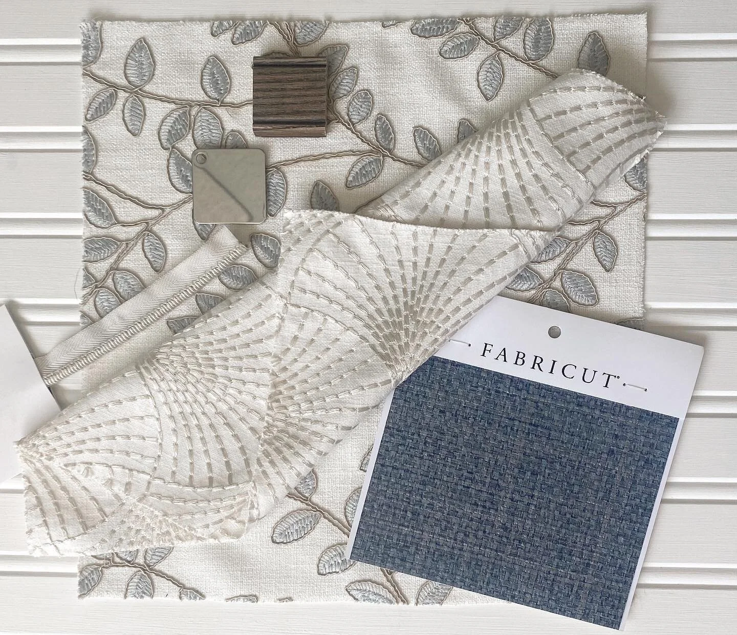 Slate blues and creamy champagnes. This stunning woven wallpaper has the prettiest silver shimmer!!! 🤩 the beginnings of a very serene bedroom 💭🤍🕊
