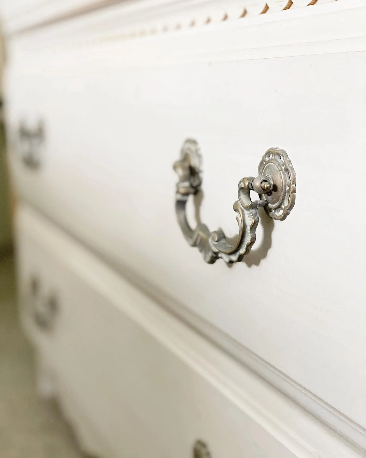 Loving the pretty patina look on this hardware. Adorable right!