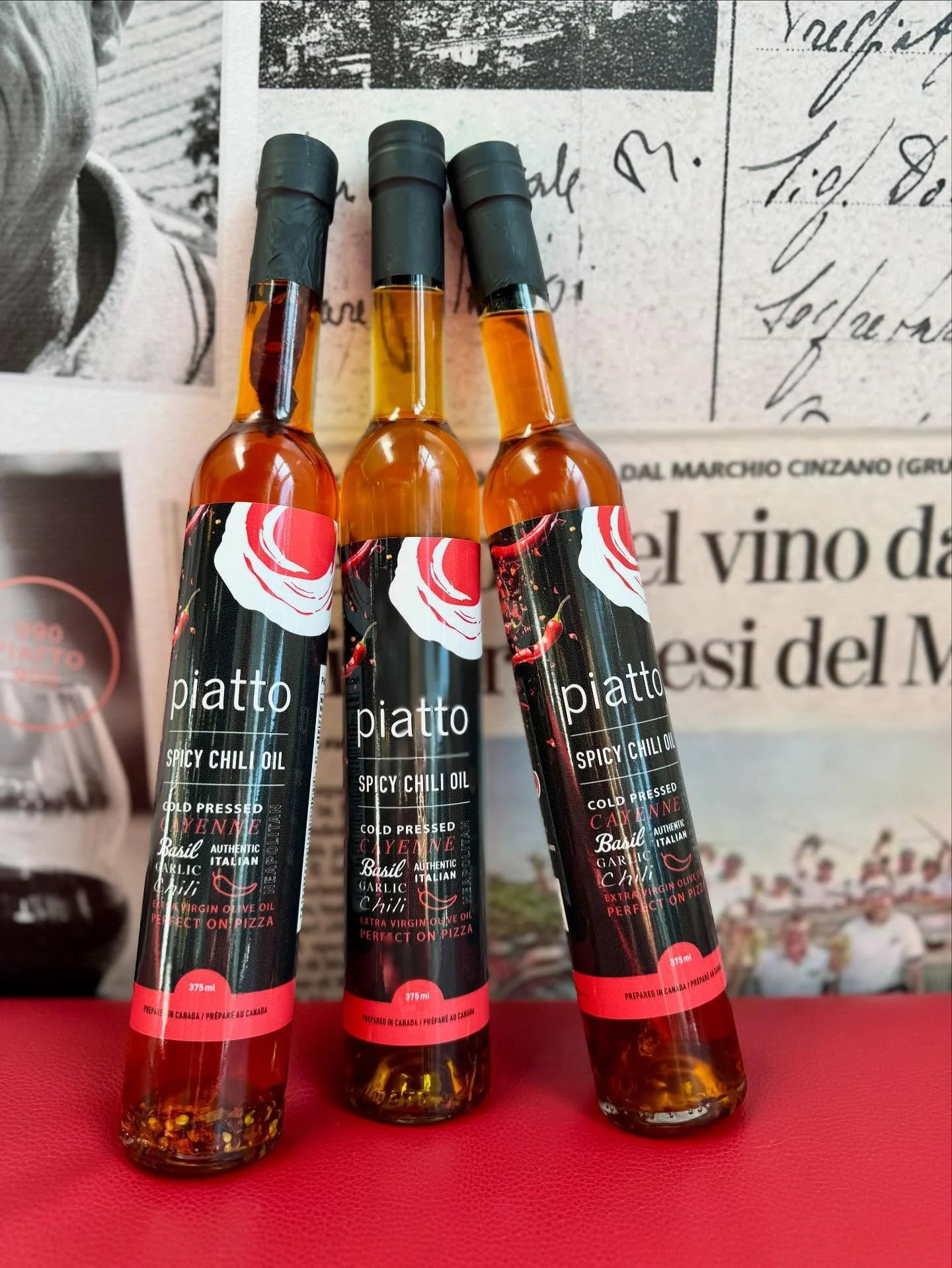 New week, new look! 💫
Our house-made chili oil got a glow up! 🌶️

Same great flavour you&rsquo;ve been drizzling over your fav Piatto pie&rsquo;s for 15 years, fresh new look! 

Coming to a retailer near you soon!

Go to www.piattopizzeria.com to f