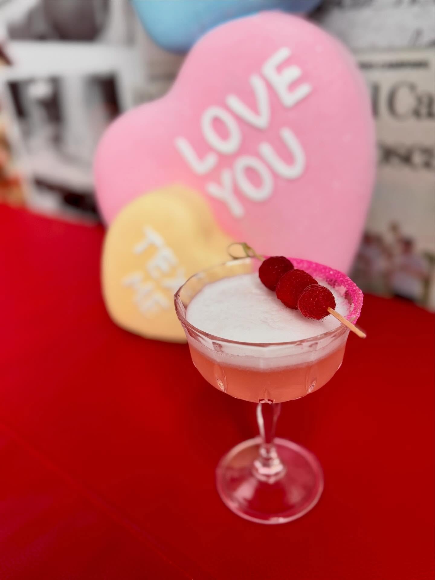 It&rsquo;s Friday night and the love buzz is building - and we are so ready for a weekend full of clinking glasses, wood-fired pizzas, and celebrating all the love at Piatto. 💕🔥

To add a little something extra to your table, meet our featured cock