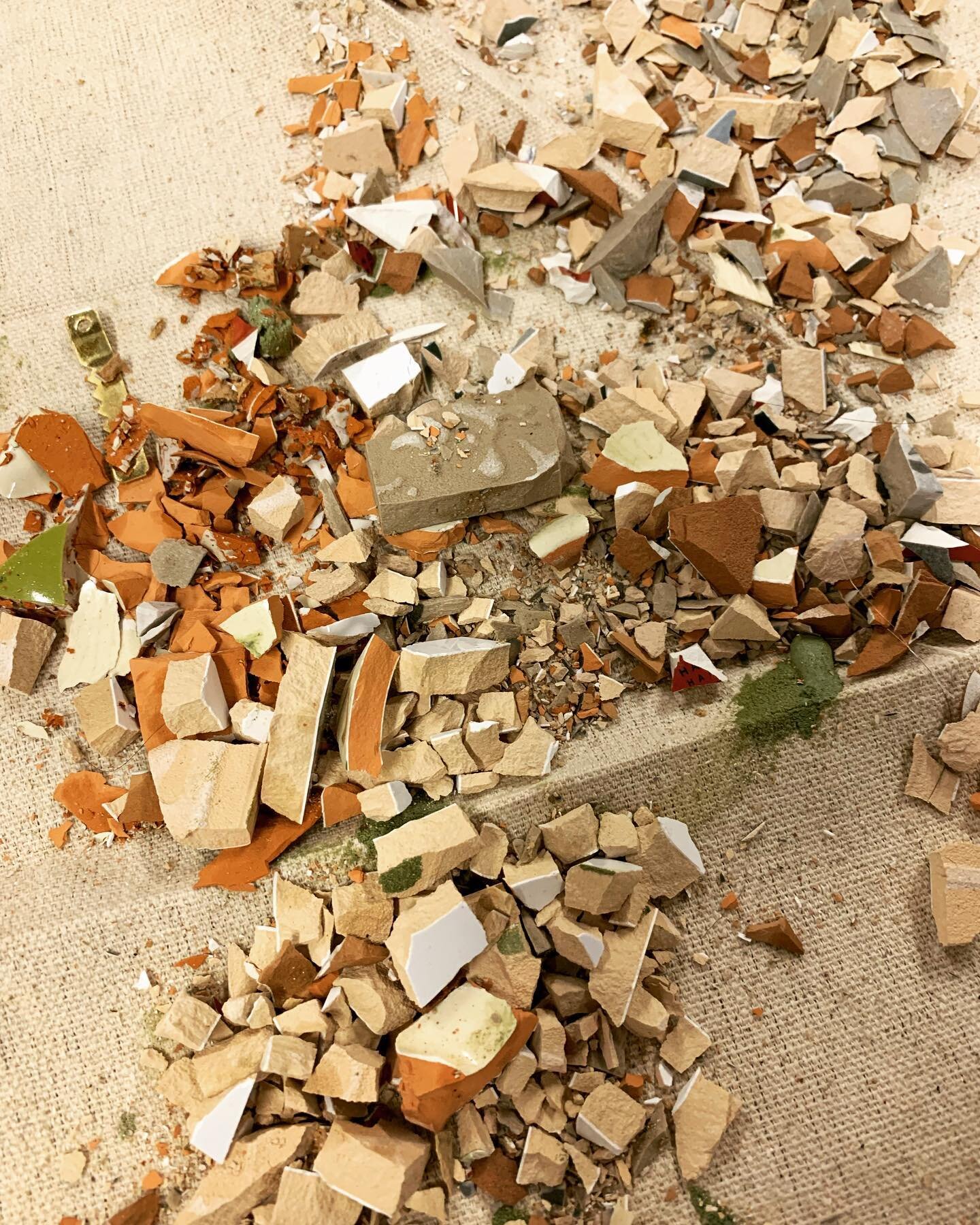 It was a pleasure to work with so many creative young humans at @hollandreno last night! 🔨✨🌈 This was the pile of tiny shards left after our break and build workshop. 

Students experimented with tile and grout and also brought their own objects fo