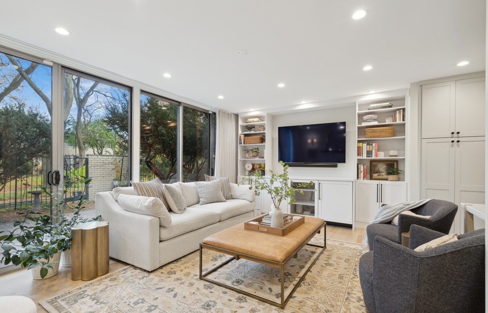 06_829SLoomis_1_LivingRoom_Large.jpg