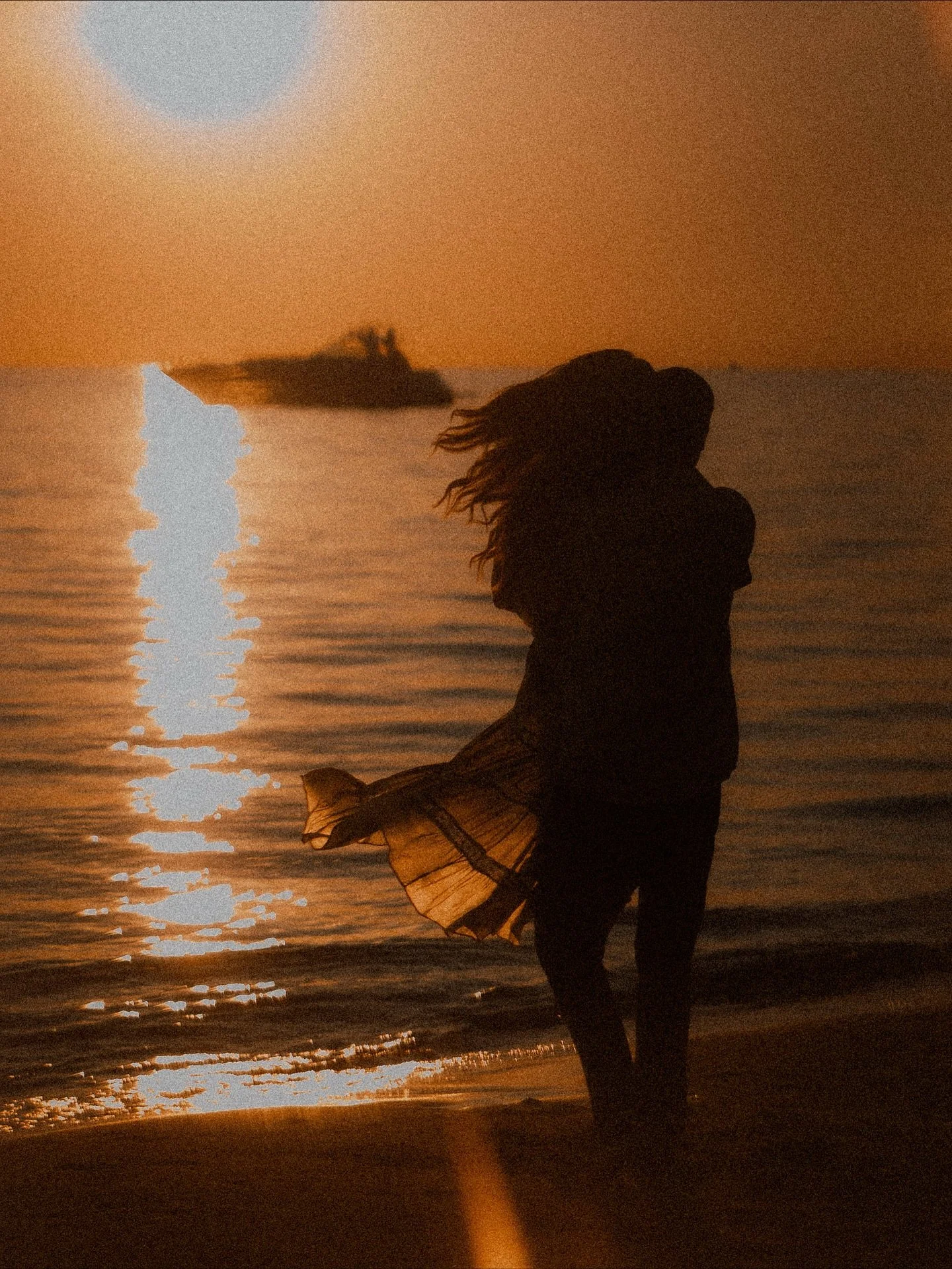 β¨ Golden hour magic on the west coast of Michigan β¨
There’s something about the way the sun melts into the lake, turning every moment into pure romance. This session during Taylor Summers’ Content Day was nothing short of dreamy, barefoo