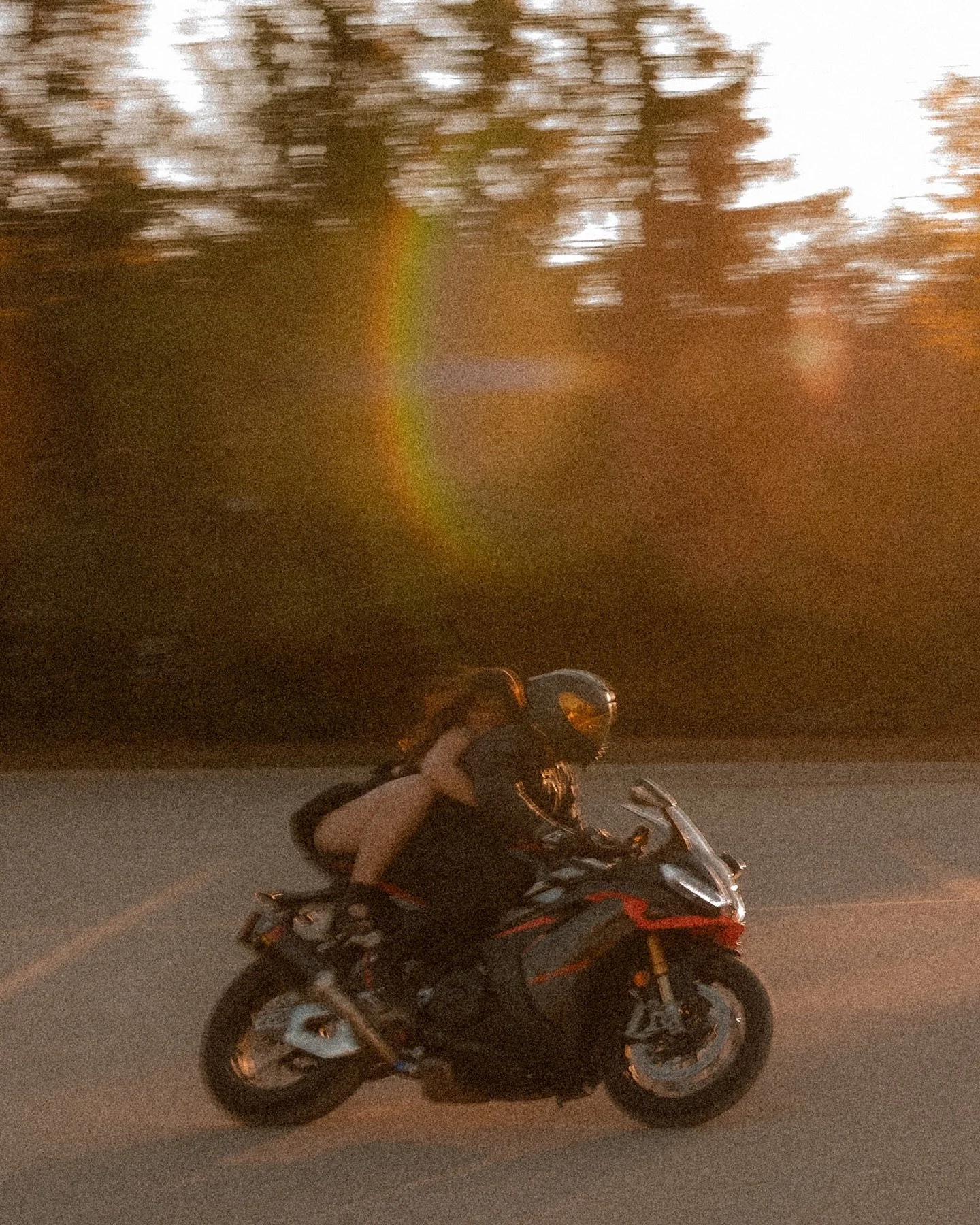 ʷʰᵉⁿ ᵗʰᵉ ᵖʰᵒᵗᵒᵍʳᵃᵖʰᵉʳ ᵇᵉᶜᵒᵐᵉˢ ᵗʰᵉ ᵐᵒᵈᵉˡ 👀💞

A lil collab with my sweet friend @ashleyjrobinsonphotography￼ 🩶 I asked her to capture something timeless for my boyfriend and me and she totally delivered 🤍

After all the summer rides for ice cream m