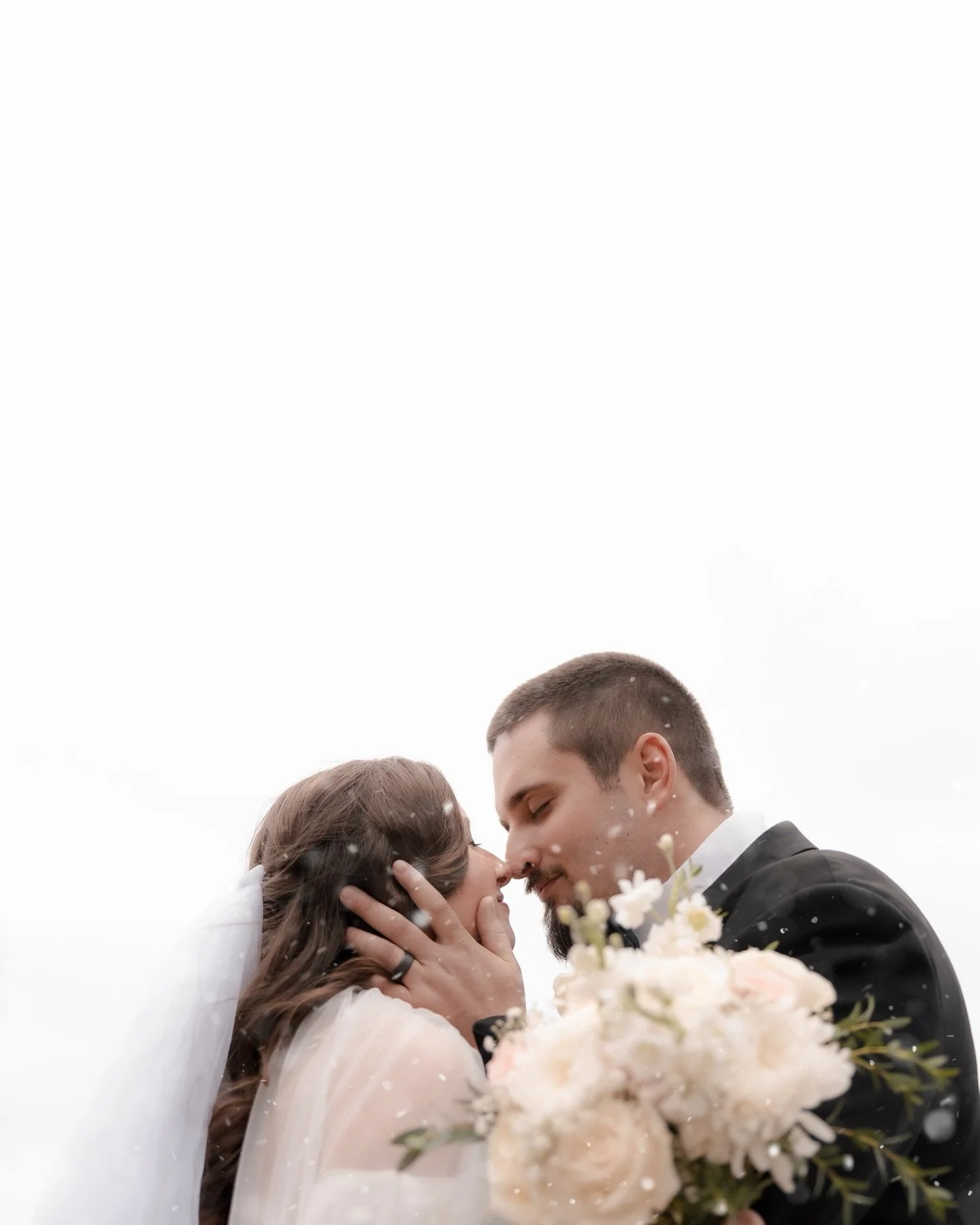 𝒥𝑒𝓃𝓃𝒾 &amp; 𝐽𝑜𝓇𝒹𝒶𝓃 🕊️ 

These two turned their basement into a full blown wedding venue and it was the coolest thing ever. Twinkle lights, decor, family everywhere, and so much love packed into one space. It genuinely felt like a little h