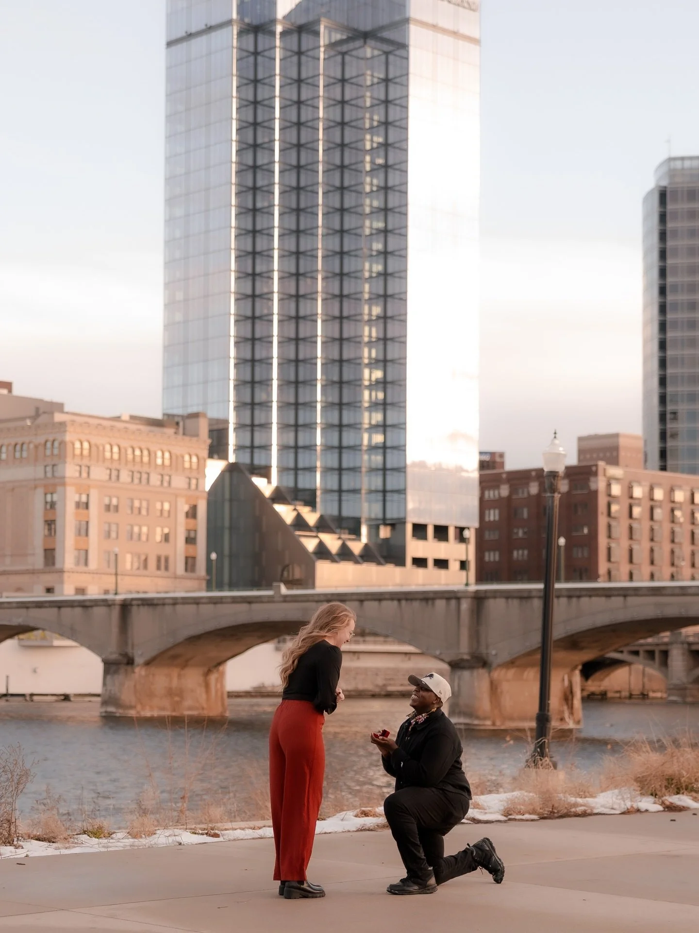 𝓒𝓸𝓷𝓰𝓻𝓪𝓽𝓾𝓵𝓪𝓽𝓲𝓸𝓷𝓼 𝓛𝓮𝓷𝓪 𝓪𝓷𝓭 𝓓𝓪&rsquo;𝓥𝓮𝓸𝓷𝓬𝓮 🤍✨

I drove to Grand Rapids to photograph Da&rsquo;Veonce proposing to Lena, and I&rsquo;m still not over it. This wasn&rsquo;t a last minute plan, Da&rsquo;Veonce had been think