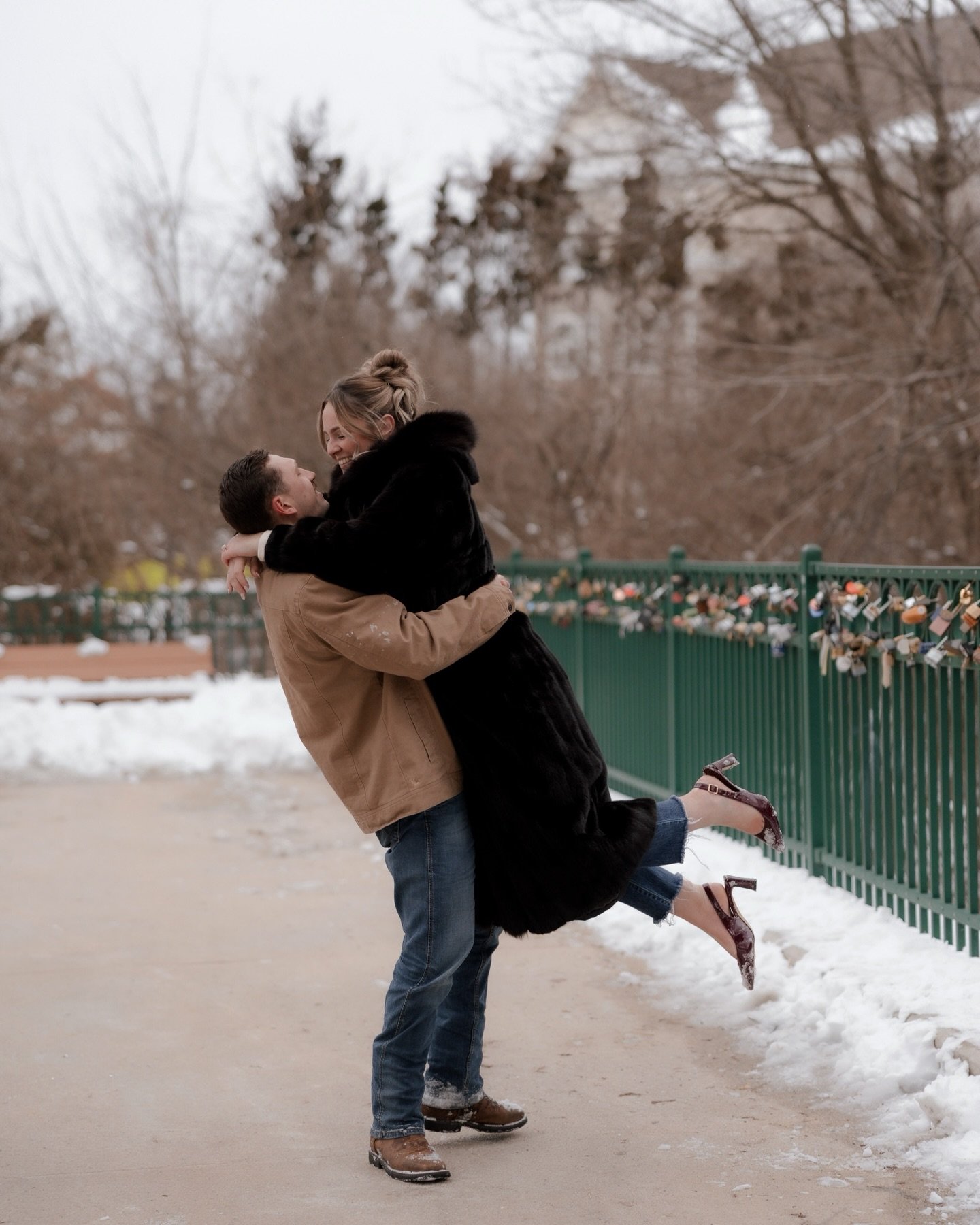 ✨ A winter love story with Ashley &amp; Gunnar ✨
I absolutely adore this Rochester stop we made.

We were on our way to Stony Creek when we drove through Rochester and I had a full &ldquo;pull over right now&rdquo; moment. I made them stop so I could