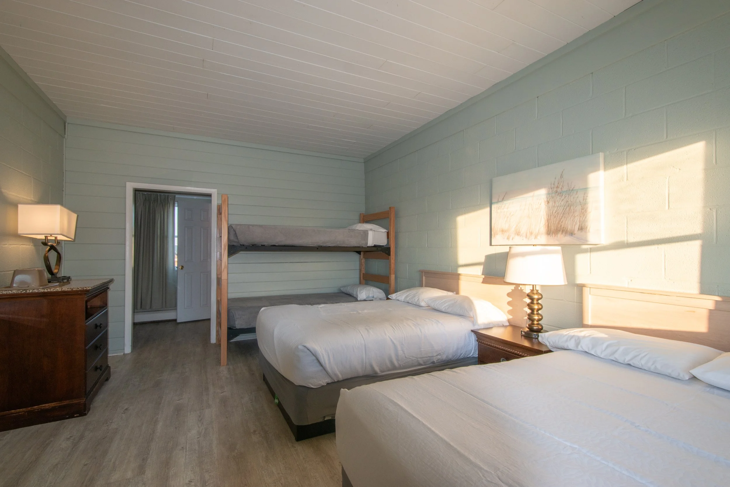 Room with queen beds