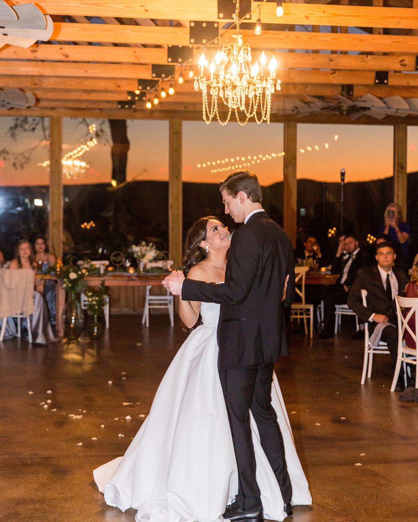 Little Miss I love sunsets 🌅 Check out the views from Mr. &amp; Mrs. Gridley&rsquo;s first dance as husband and wife! You and your guests will be surrounded by these breathtaking views during your wedding reception. 

Don&rsquo;t forget to grab your