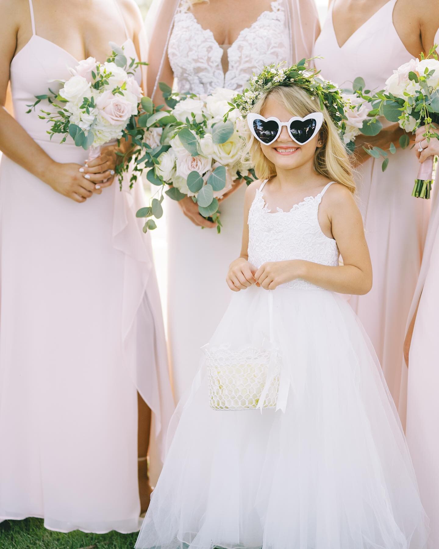 Grab your sunnies and girlfriends&hellip; Happy Friday!!! 

#northgamountains #northgawedding #northgaweddingvenue #northgeorgia #allinclusiveweddingvenue #nostresszone #greenweddingshoes #junebugweddings #destinationweddings #dreamwedding #lewallenf