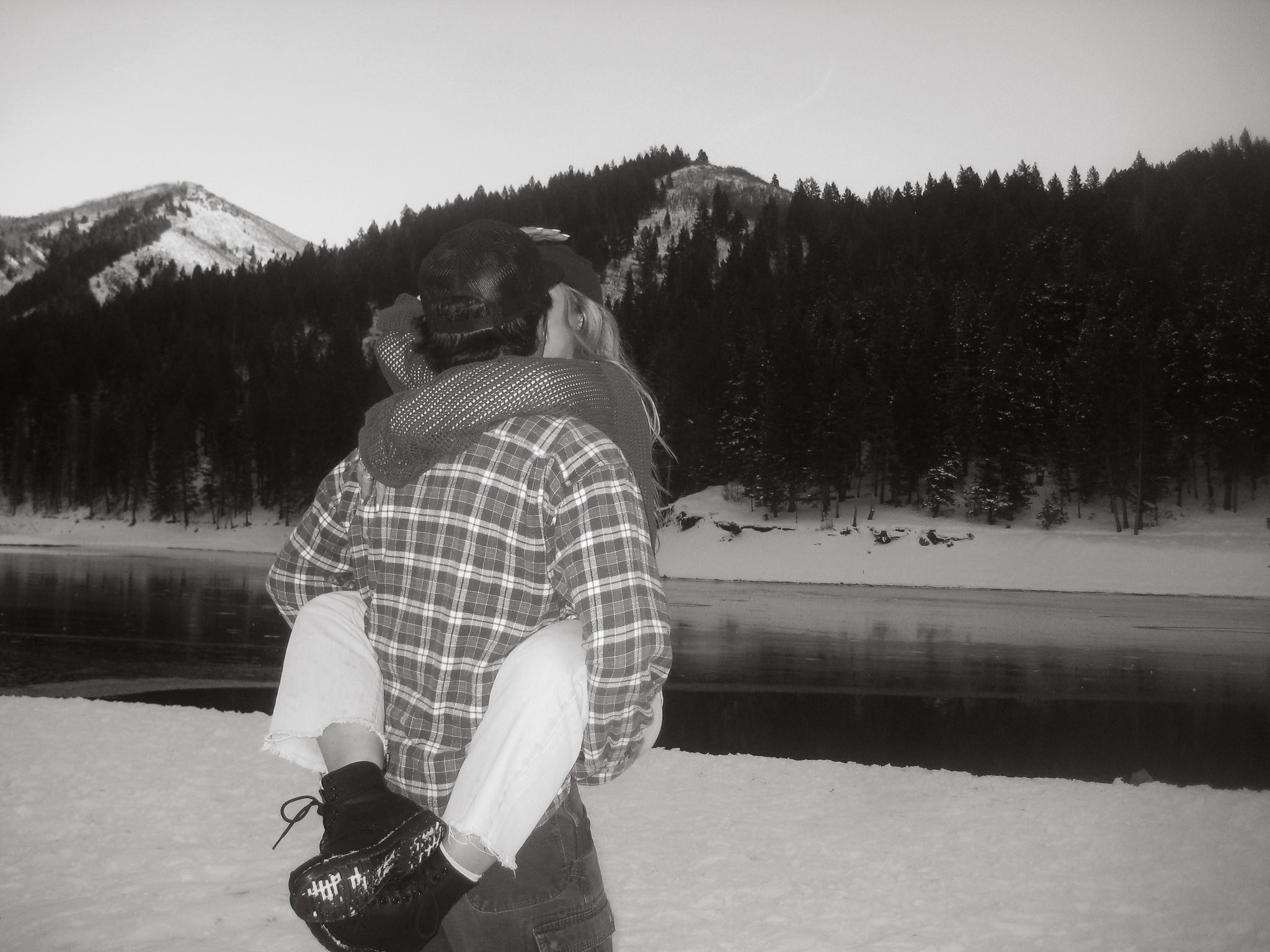 Tibble-Fork-Utah-Winter-Couple-Shoot-Snow-Hopes-and-cheers-9.jpg