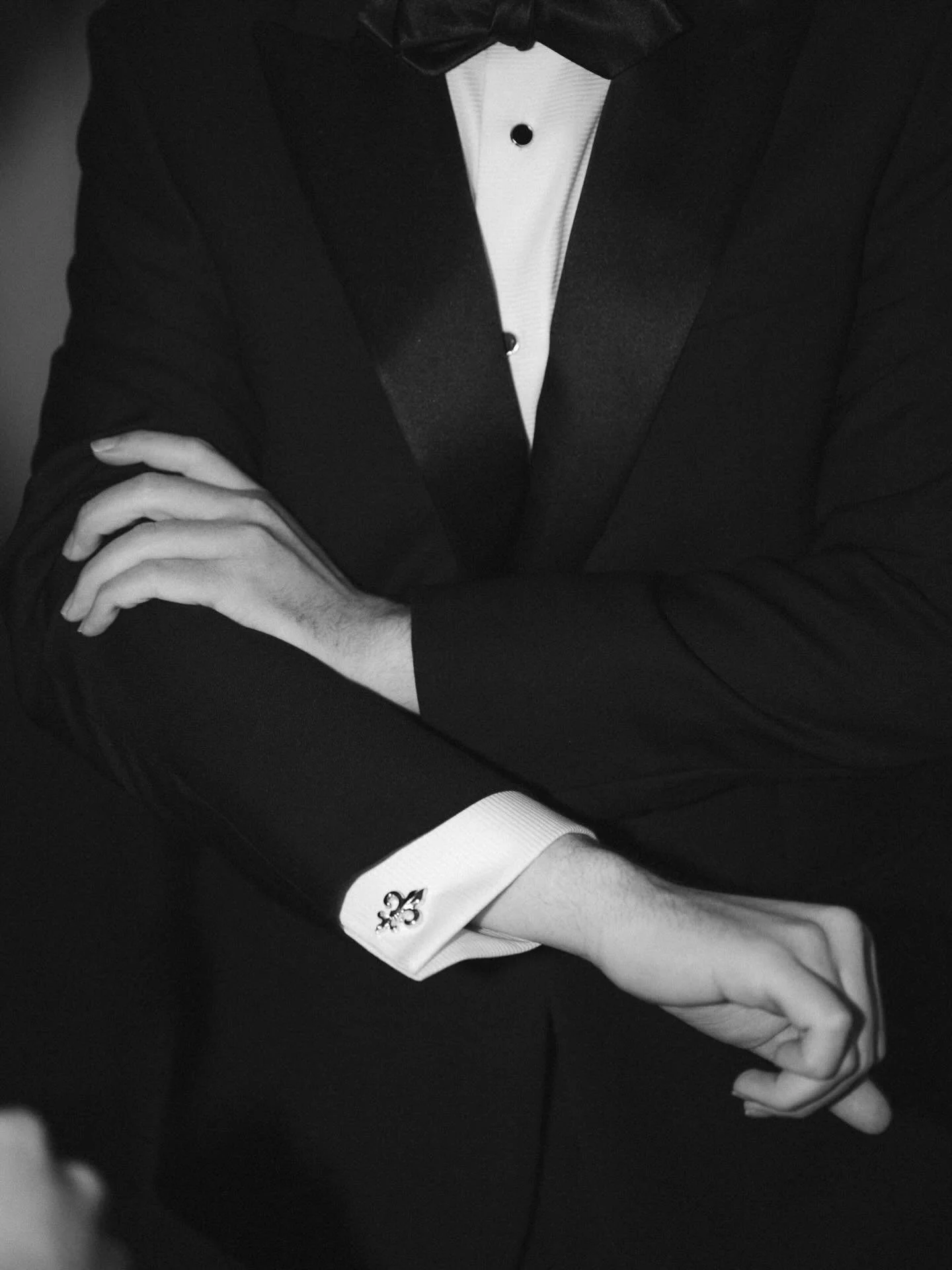 Final touches and steady hands 

#groomprep #weddingdetailshot #utahweddingphotographer