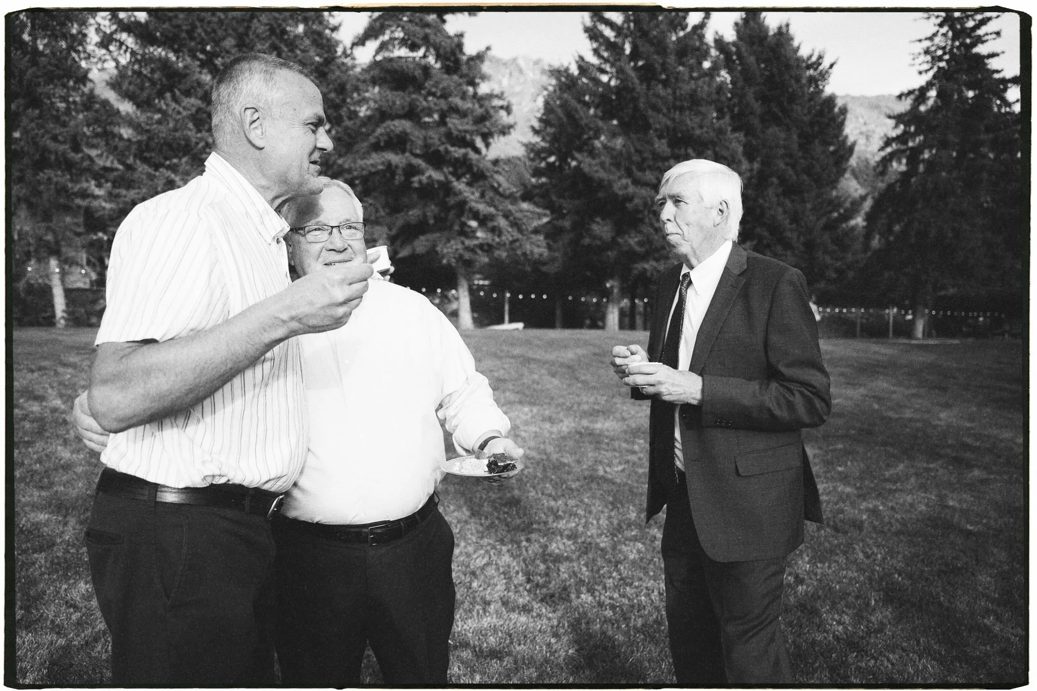 Another favorite part of weddings: watching old friends share ice cream after a long time apart 

#weddingguest #friendshipgoals #utahweddingphotographer