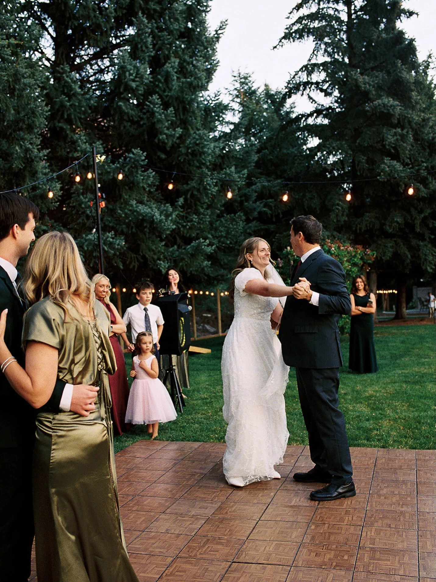 This father and daughter dance 🤍

#utahweddingphotographer #fatherdaughterdance #backyardintimatewedding