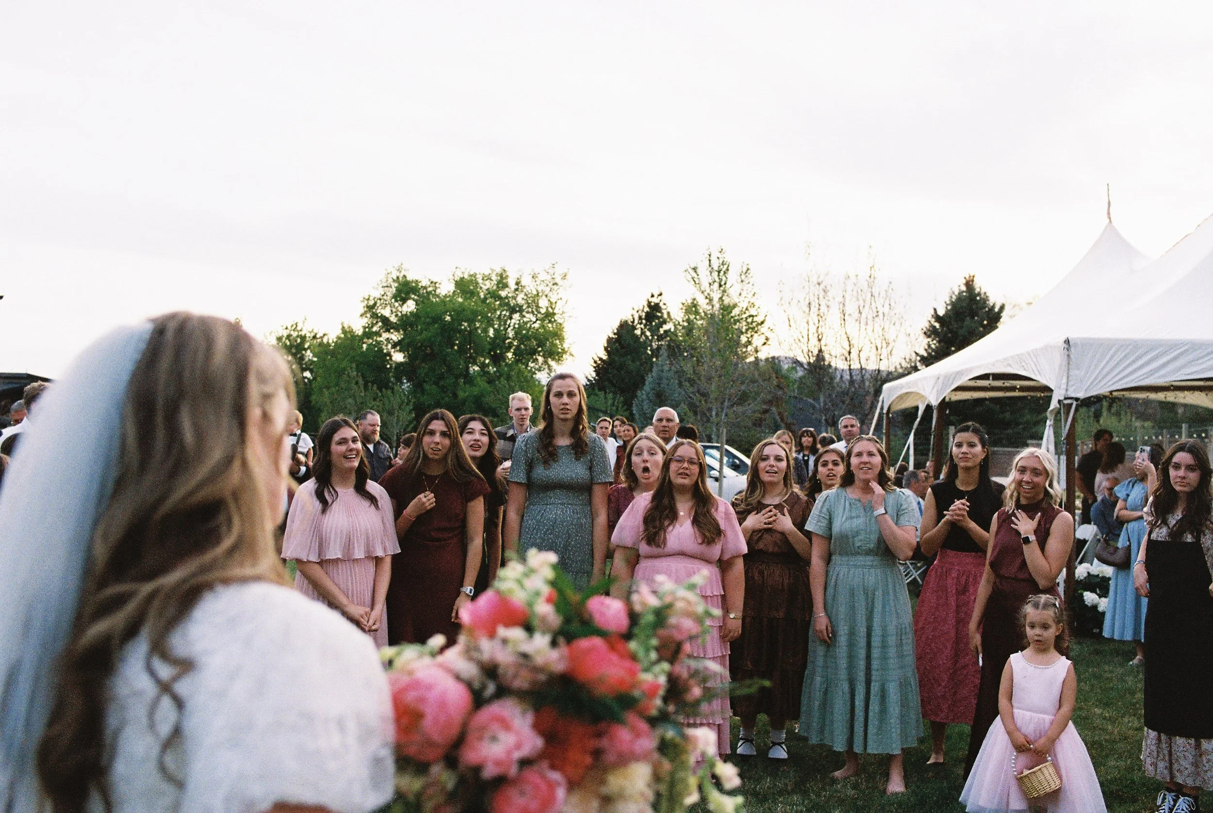 Is that hope, worry or happiness? A &ldquo;please don&rsquo;t be me&rdquo;? Or a &ldquo;come on it has to be, pleaseee&rdquo;?

#bouquetthrow #utahweddingphotographer #weddingfeelings