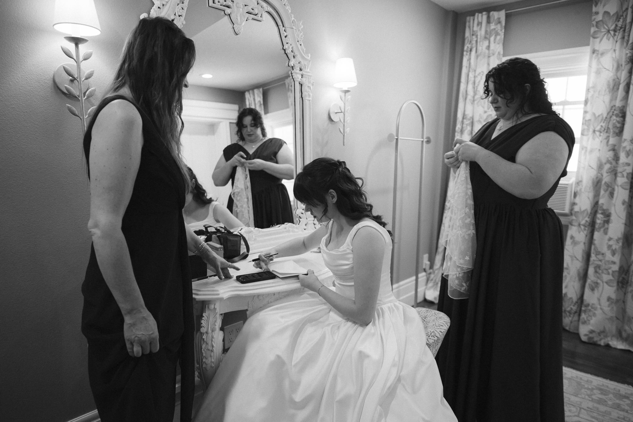 The getting ready 

#utahweddingphotographer #weddinggettingready #saltlakephotographer