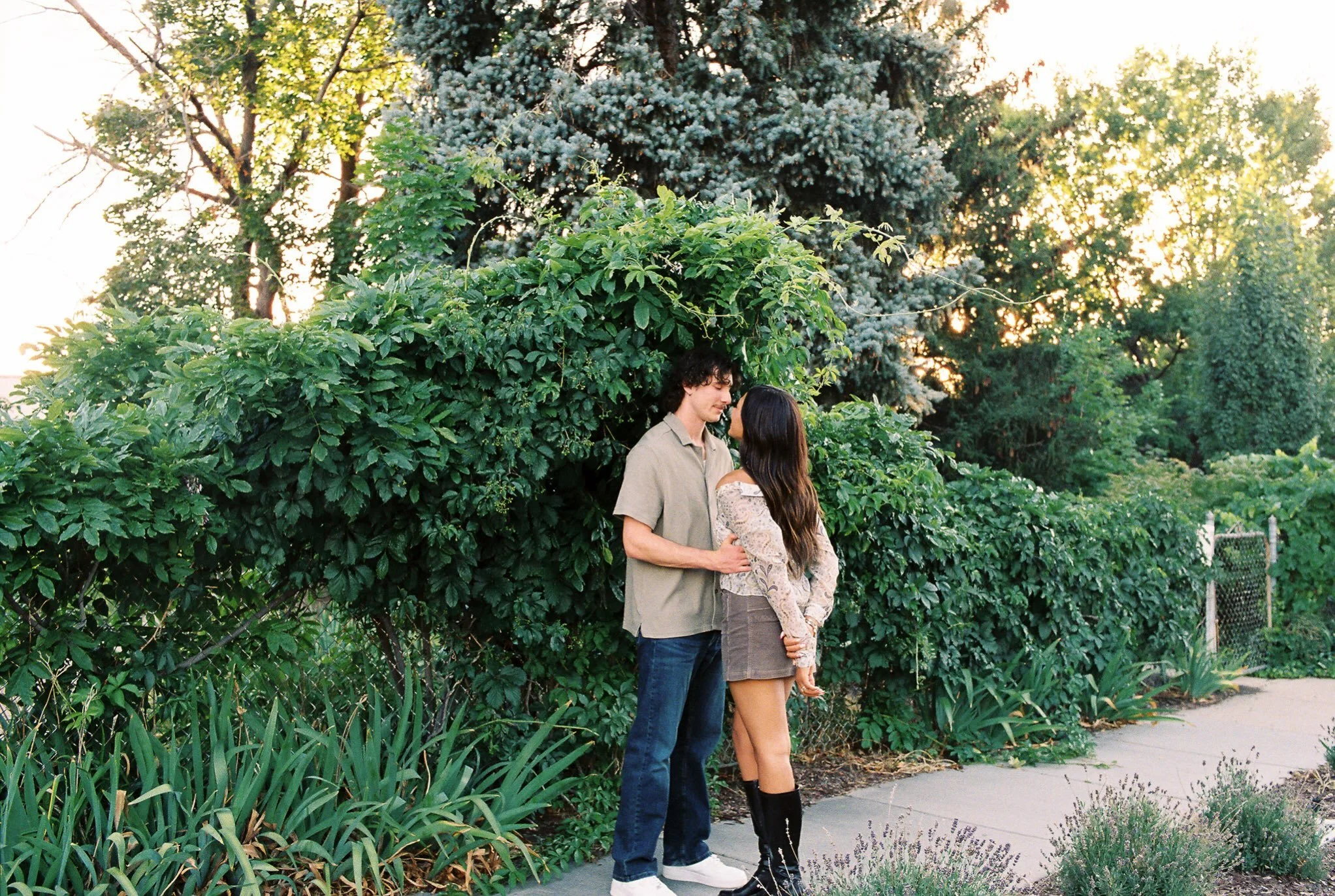 Summer colors that have my heart and J&amp;L being the cutest couple ever

Collaboration shoot with the best @juliafay.photo

#kodak 
#portra400 
#filmphotography
