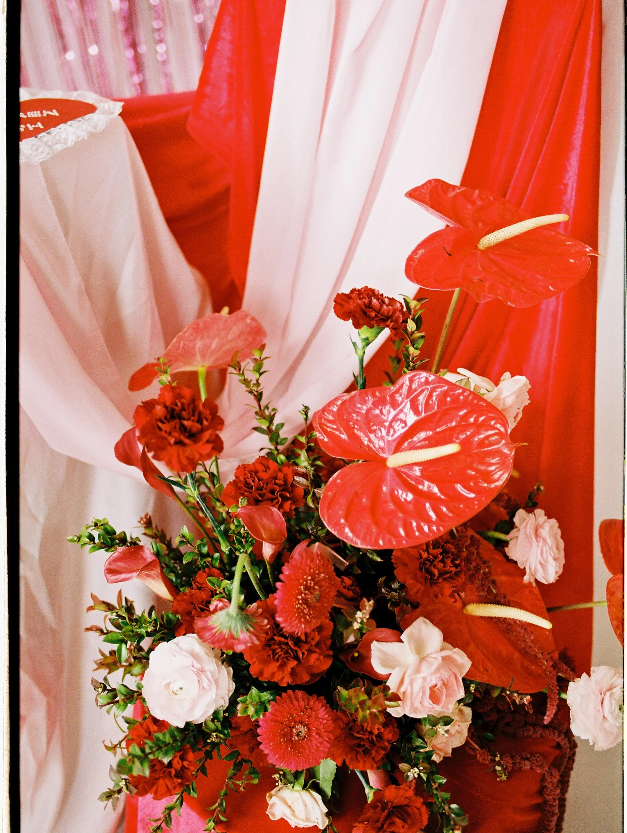 Who new I would love the red, pink and white flower and detail combination for a wedding so much!? 

#weddinginspo #retrowedding #colorsoffilm