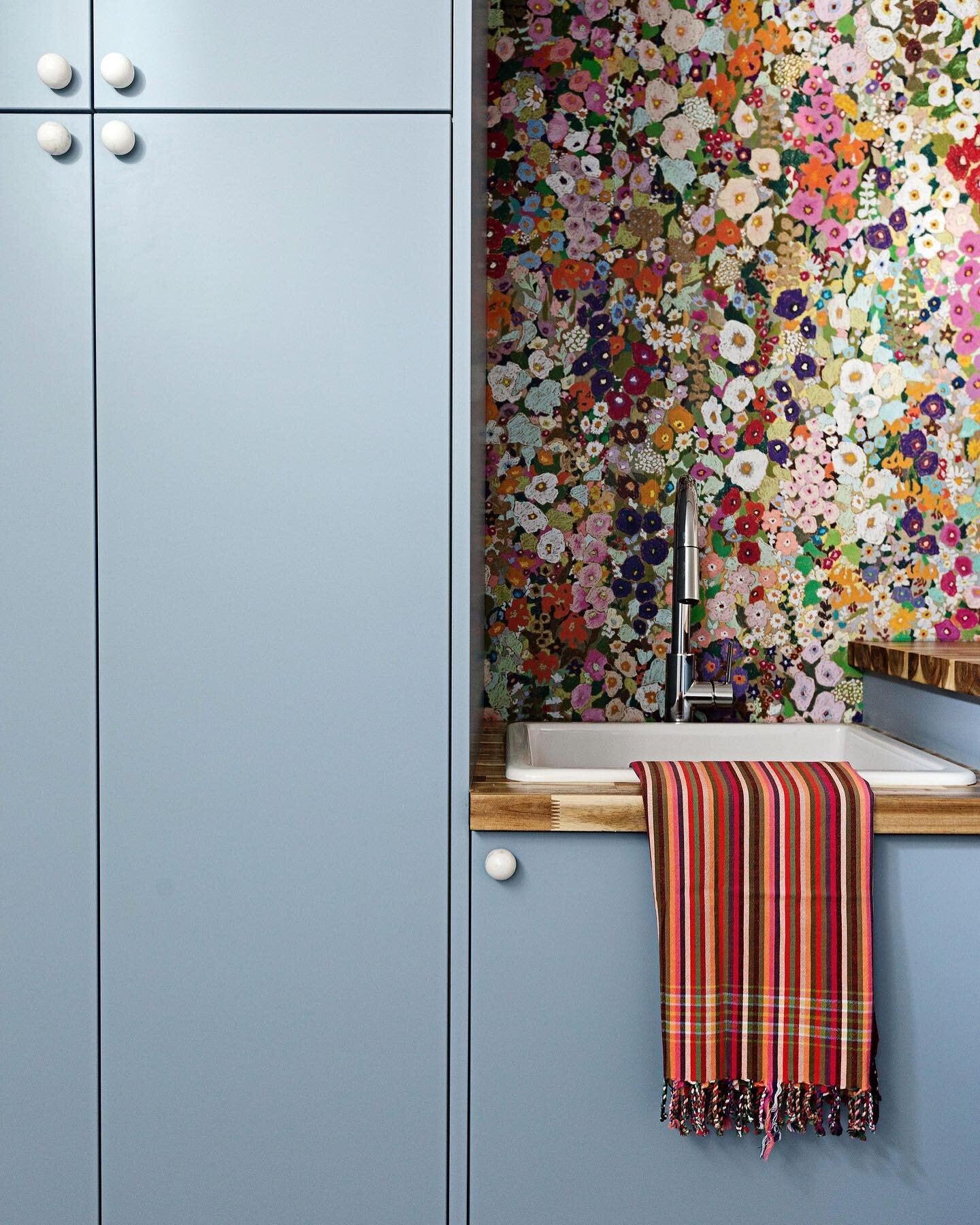 A laundry room that feels like summer all year round.  I mean, when it&rsquo;s in a basement, why not embrace some colour and fun wallpaper?! Make the mundane a bit more magical. #thehyggehouse

Renovation @revive_developments 
Cabinetry @verakitchen