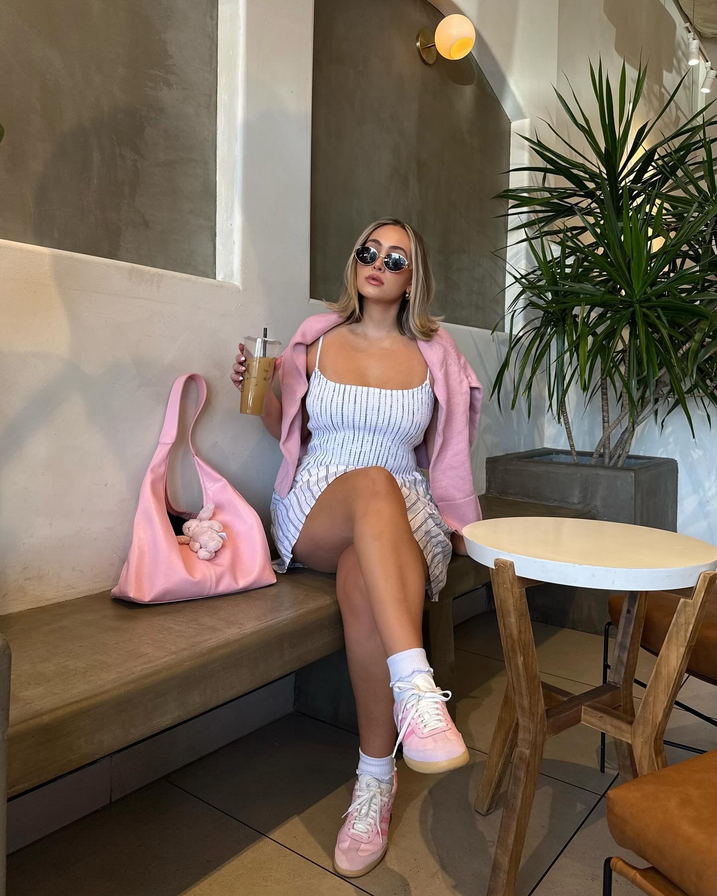 pop of pink ☕️💕🌸
&bull;
&bull;
&bull;
#summeroutfit #ootd #popofpink #summertrends #girlswear