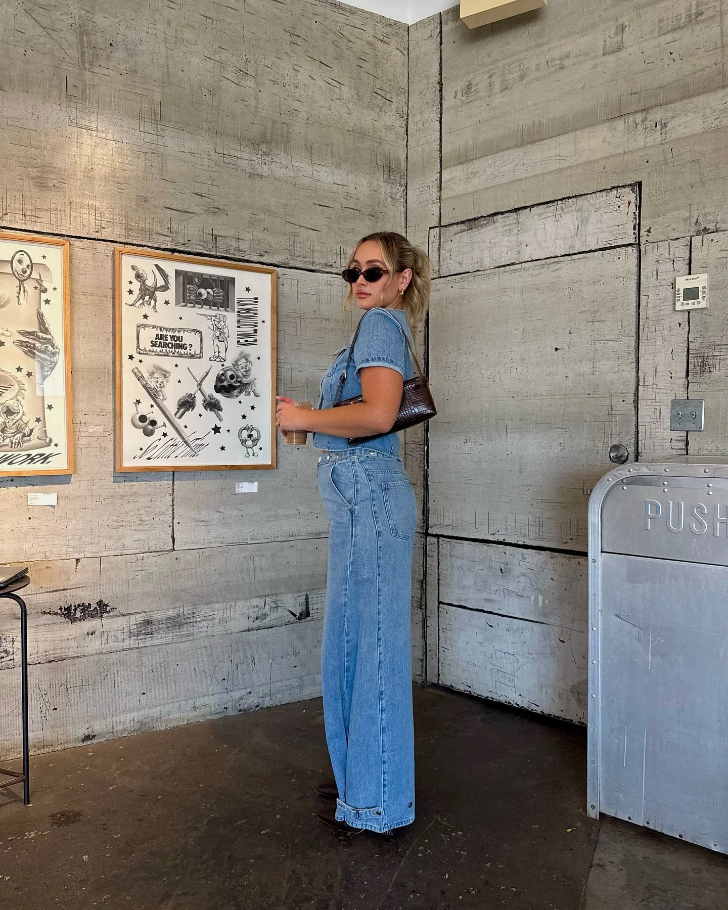 ghosting szn ☕️🎃✨ @meshki 
&bull;
&bull;
&bull;
&bull;
#falloutfitinspo #denimondenim #baggyjeans #outfitinspo #girlswear