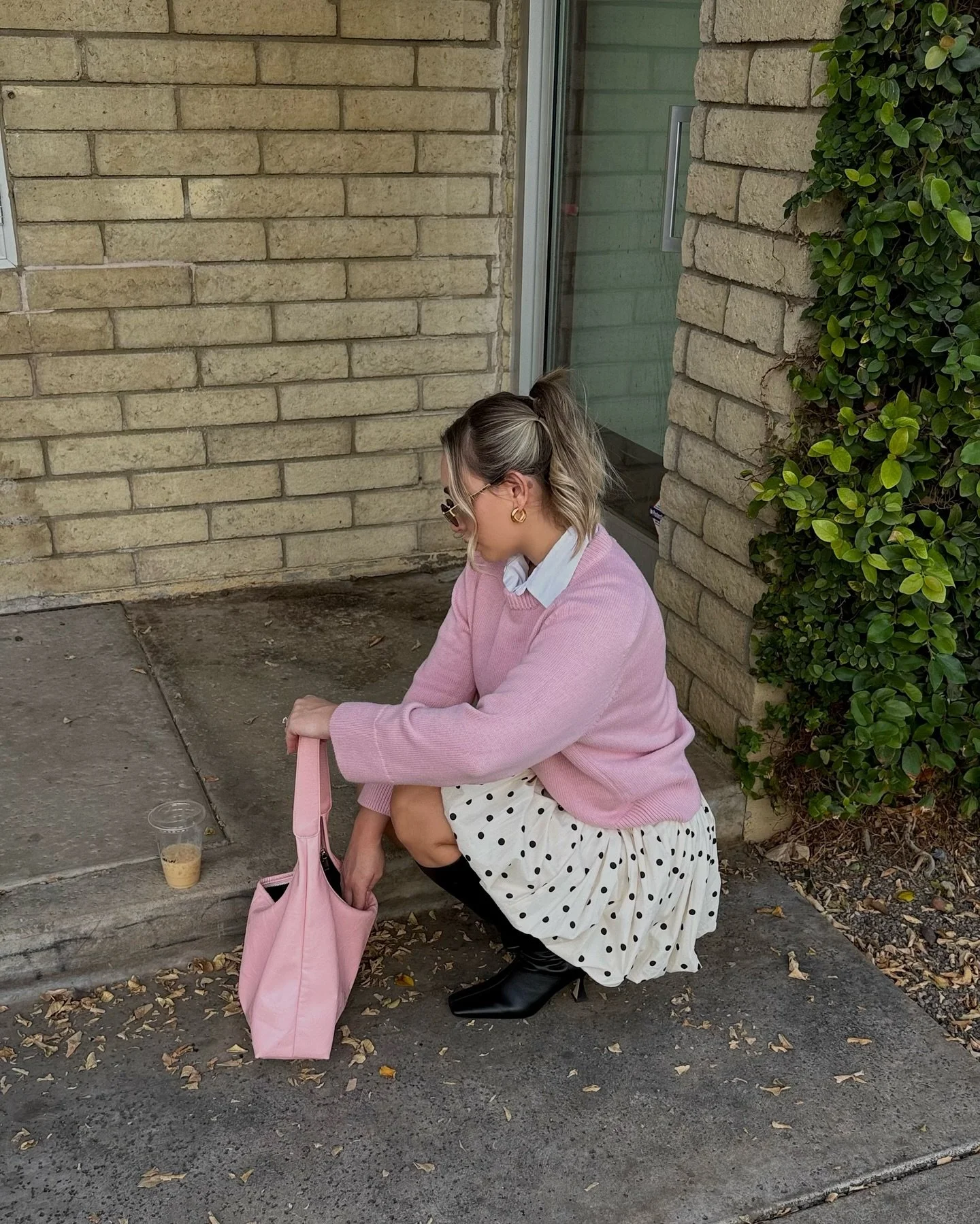 fall is my love language 💕🍂☕️
&bull;
&bull;
&bull;
&bull;
&bull;
#falloutfitideas #outfitinspo #girlswear #popofpink