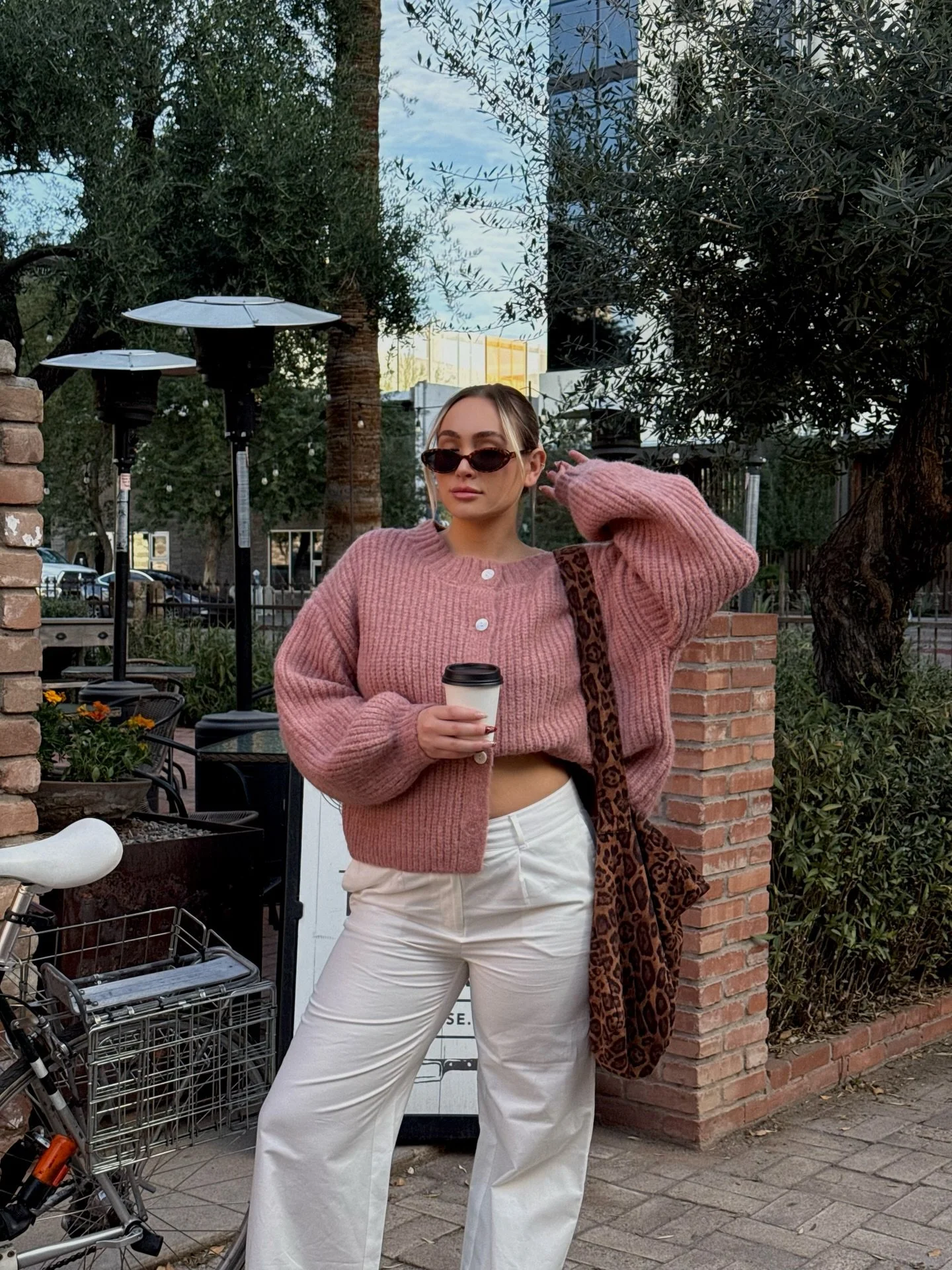 cozy coffee run ☕️🍂
&bull;
&bull;
&bull;
#outfitinspiration #popofpink #cozyoutfit #winterstyle