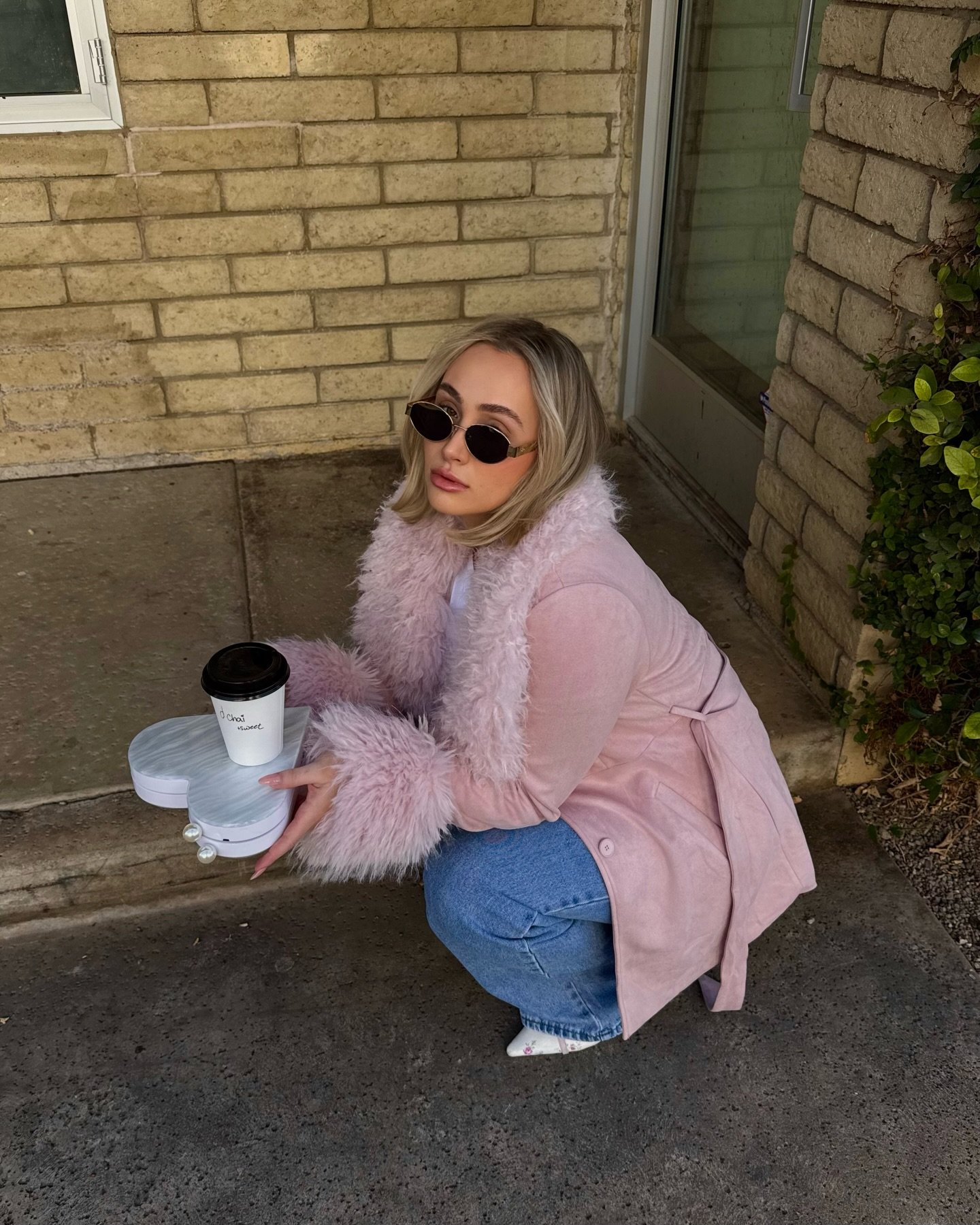 xoxo 💕☕️ @windsorstore 
&bull;
&bull;
&bull;
&bull;
&bull;
#popofpink #winterfashion #outfitinspiration #girlswear #windsorambassador
