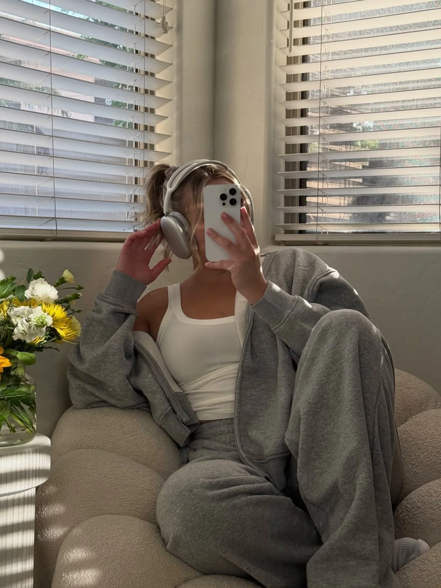 cozy days at home 💐☕️
&bull;
&bull;
&bull;
#cozy #cozyathome #outfitinspo #springoutfit